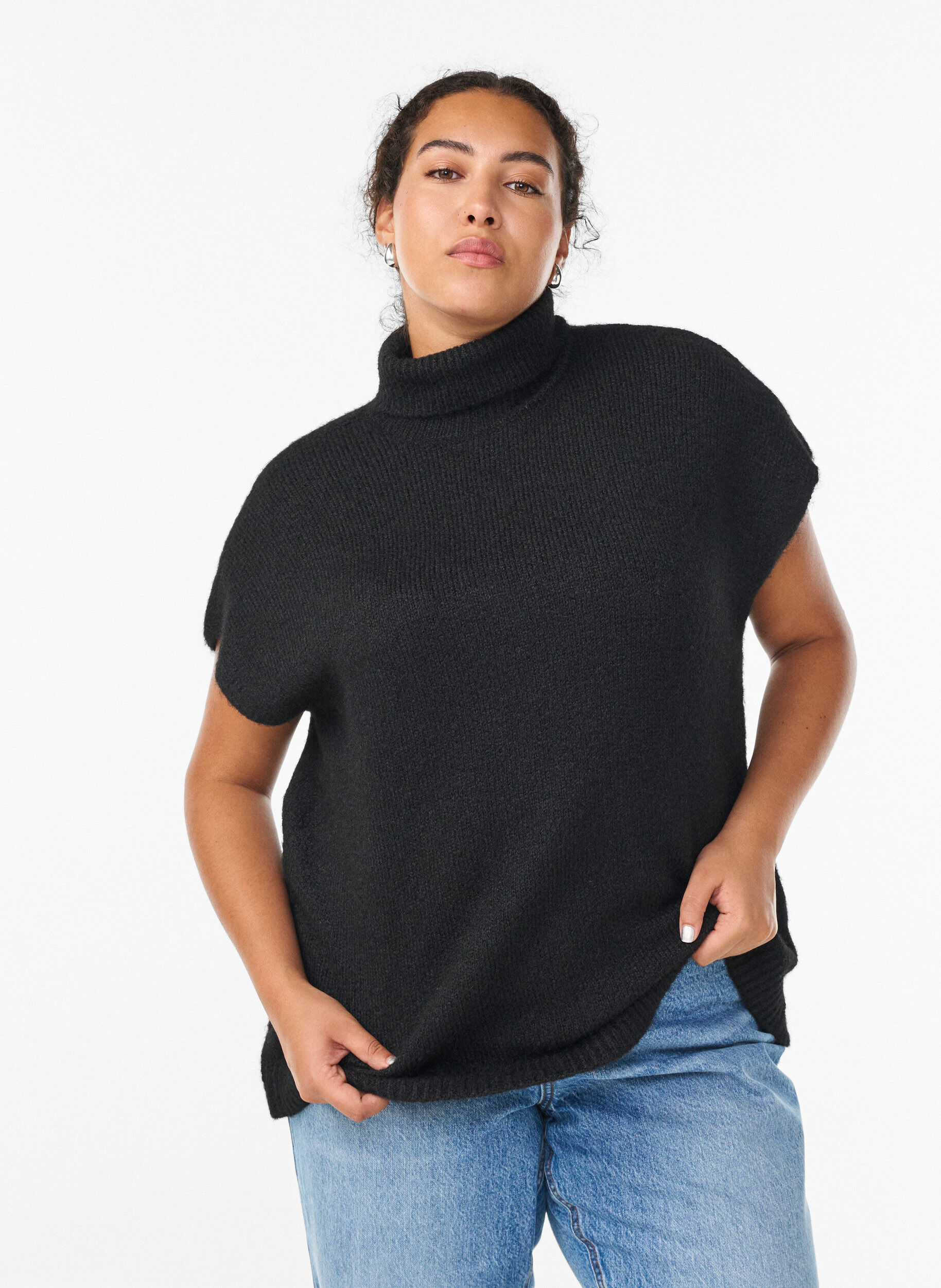 &Auml;rmellose Strickweste mit Rollkragen, Schwarz, Model