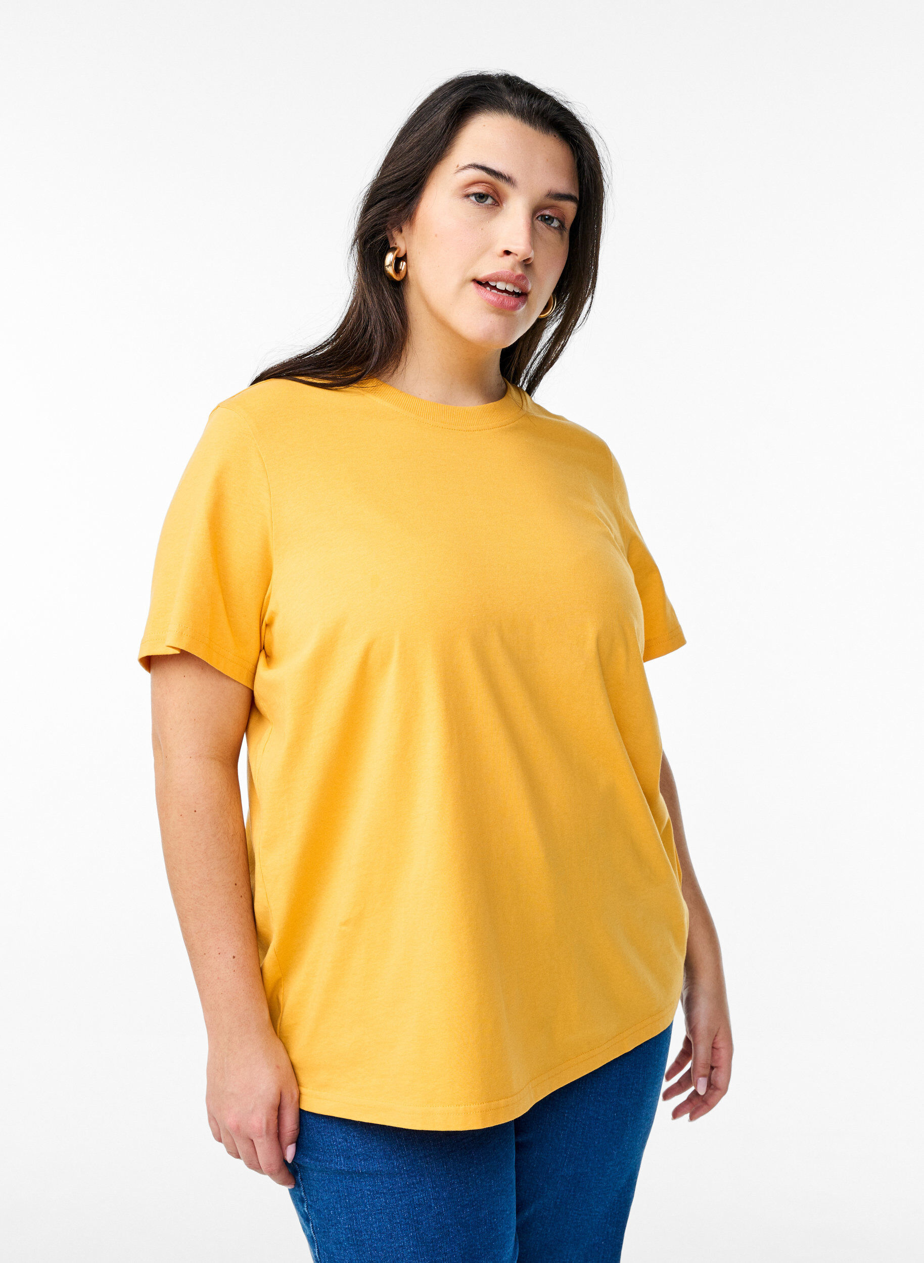 Basic-T-Shirt aus Baumwolle mit Rundhalsausschnitt, Gelb, Model