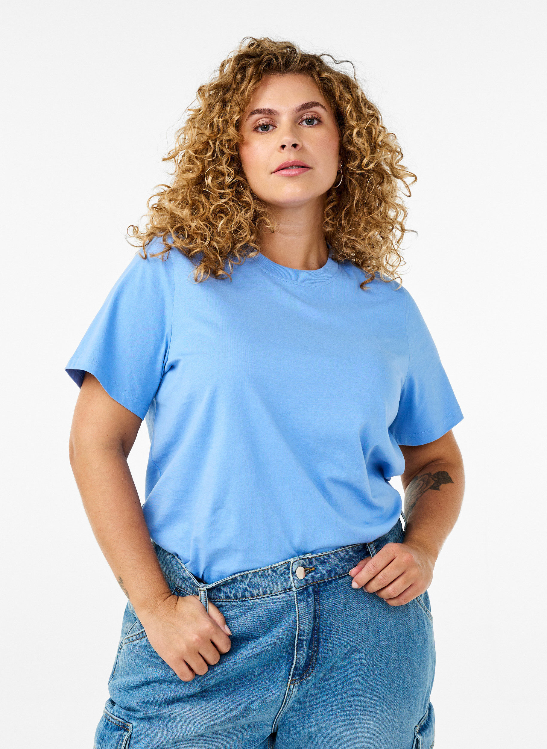 Basic-T-Shirt aus Baumwolle mit Rundhalsausschnitt, Blau, Model