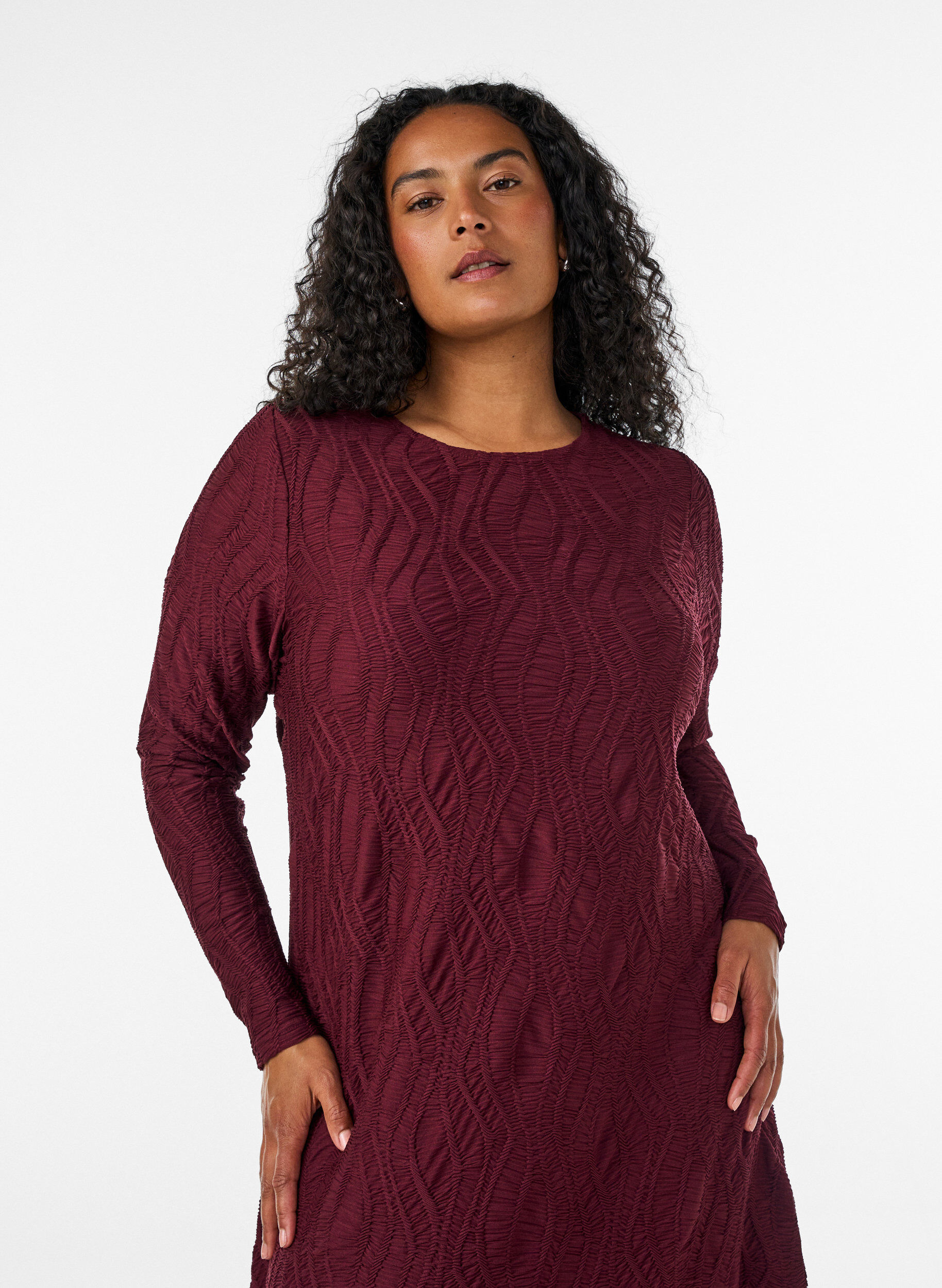 ZizziMidikleid mit gewellter Struktur und langen &Auml;rmeln, Rot, Model image number 2