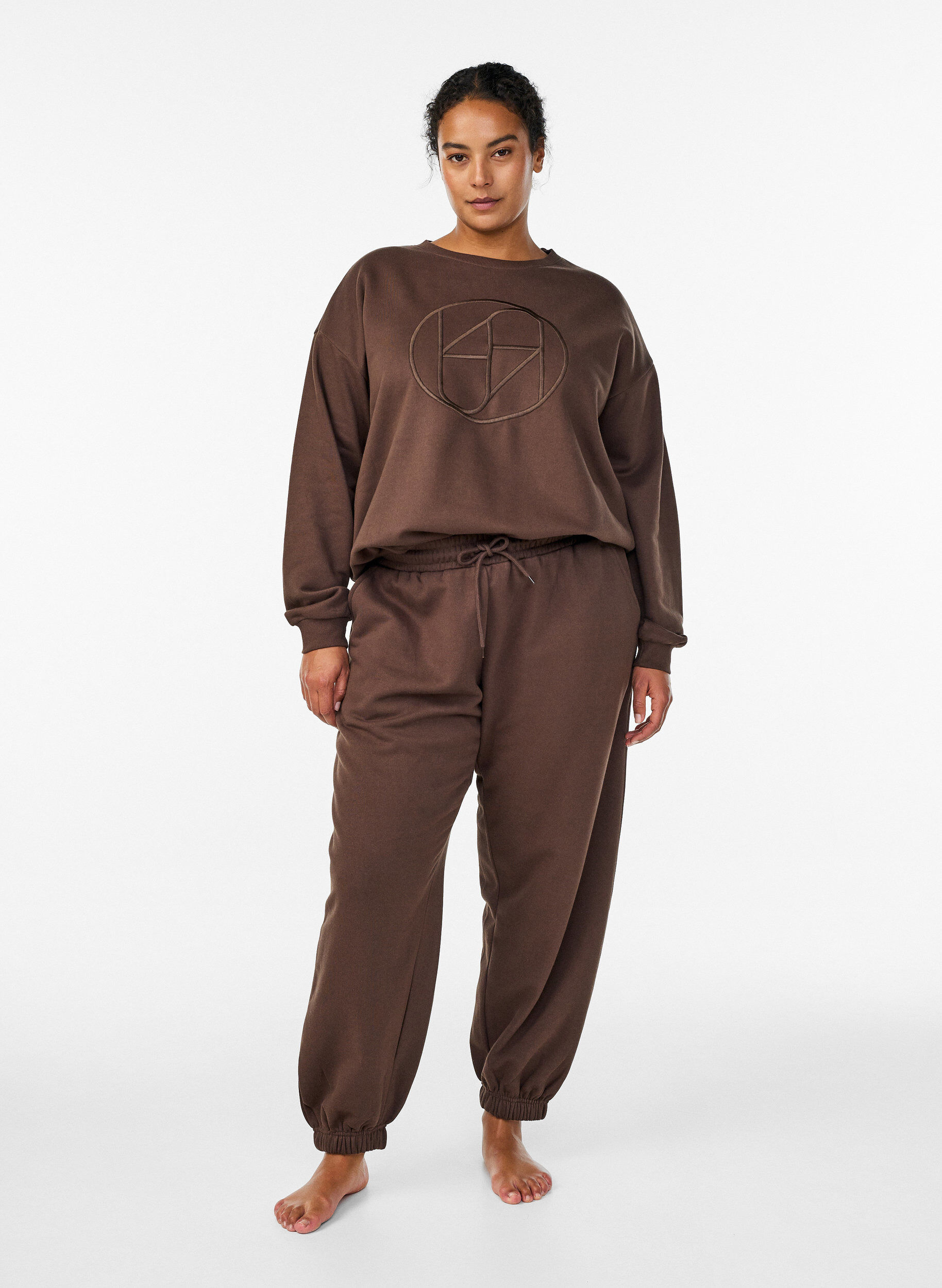 Zizzi Sweatshirt mit Motiv, Braun, Model image number 1