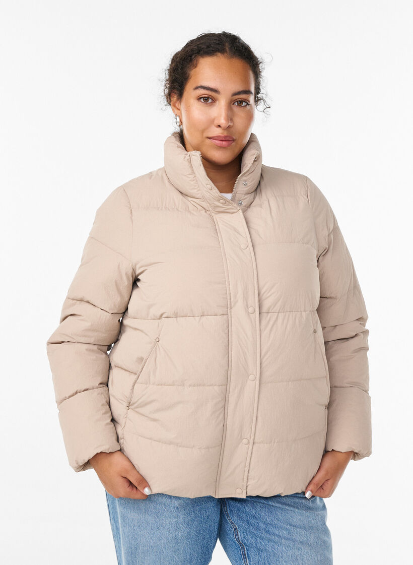 Kurze gepolsterte Pufferjacke mit hohem Kragen, Beige, Model image number 0