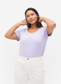 Einfarbiges basic T-Shirt aus Baumwolle, Lavender, Model