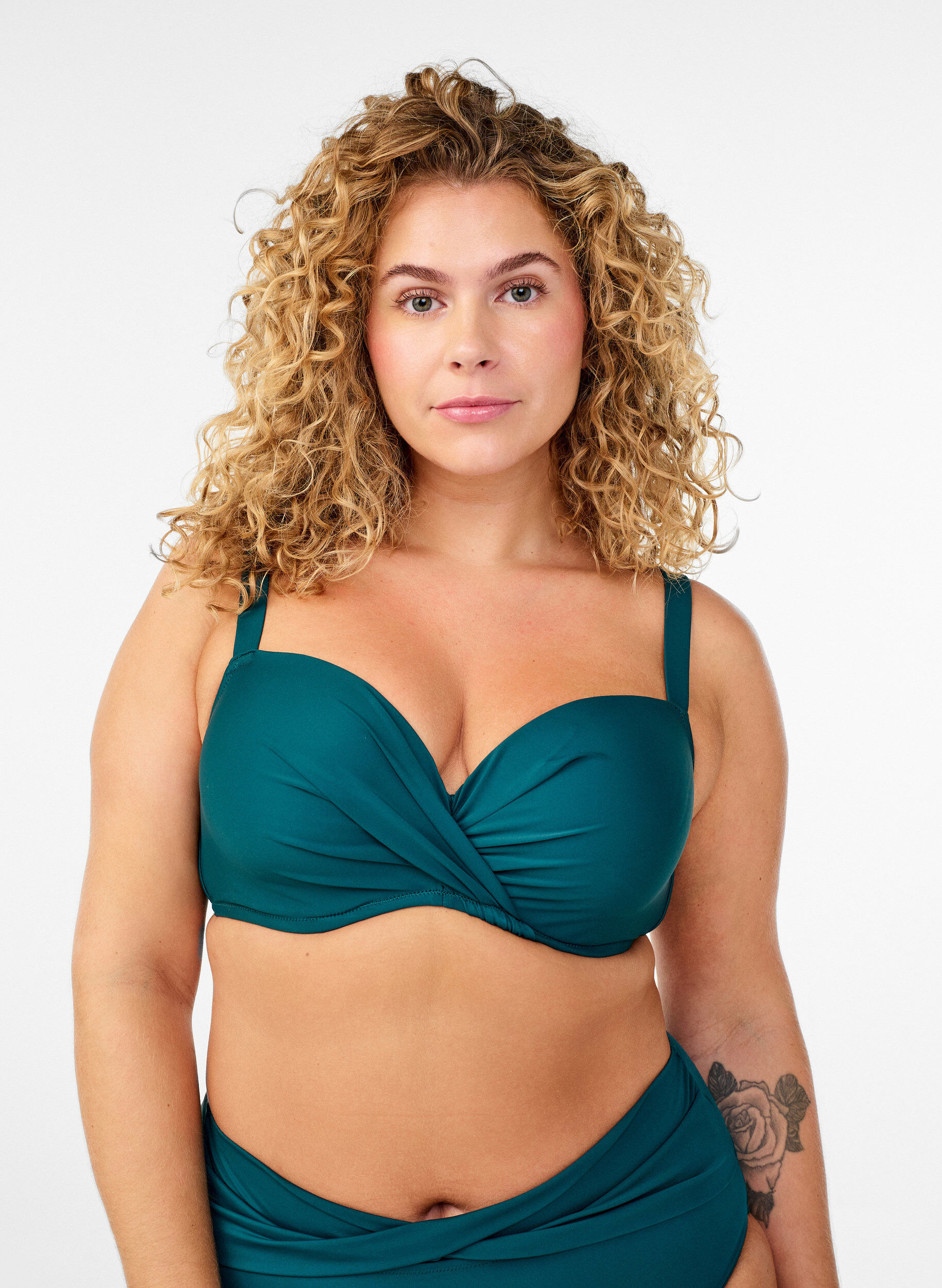 Bikinioberteil mit B&uuml;gel und Raffung, Gr&uuml;n, Model