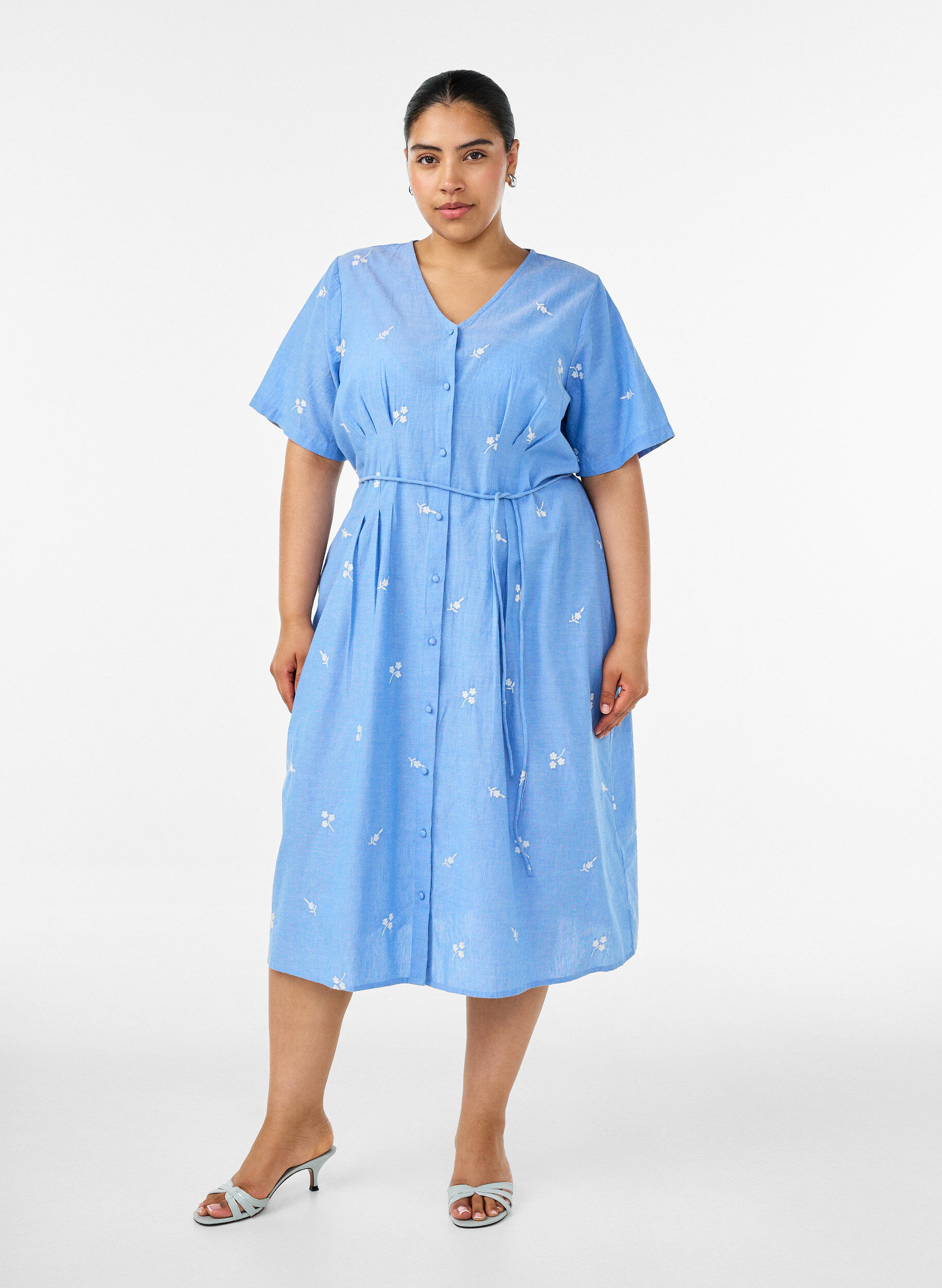 Hemdblusenkleid aus Baumwolle mit gestickten Blumen, Blau, Model