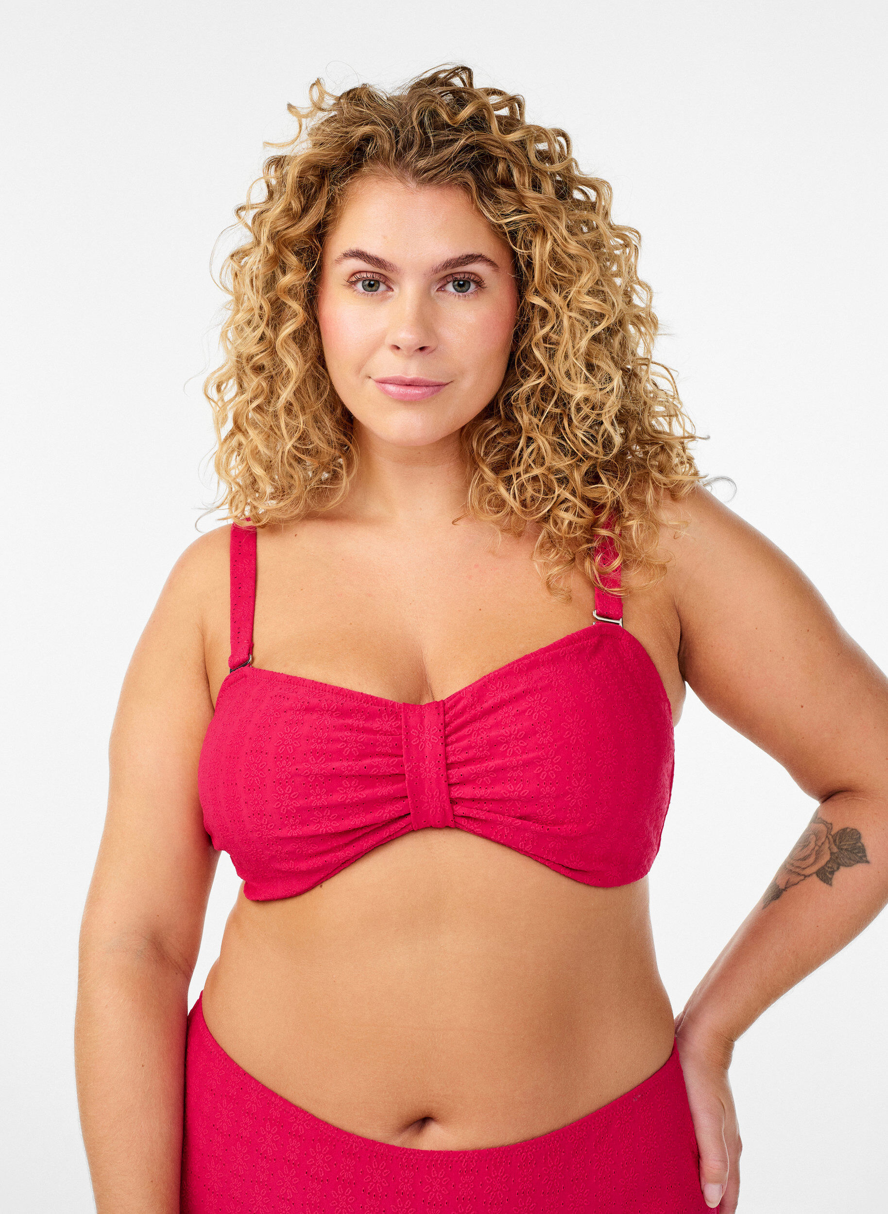 Bandeau-Bikini-Top mit Strukturmuster und abnehmbaren Tr&auml;gern, Pink, Model