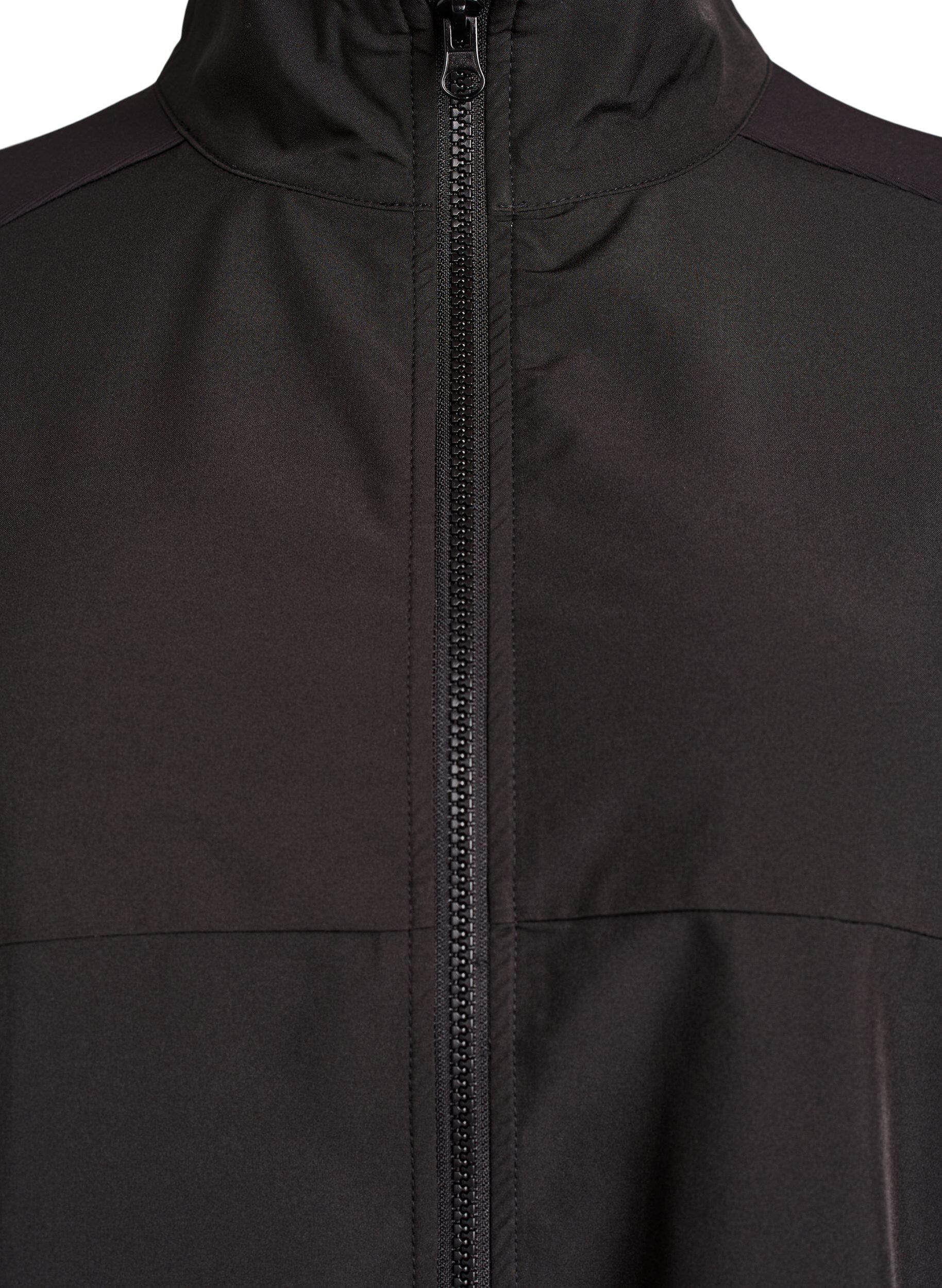 Zizzi Sportliche Leichtjacke mit hohem Kragen und Taschen, Schwarz, Packshot image number 2