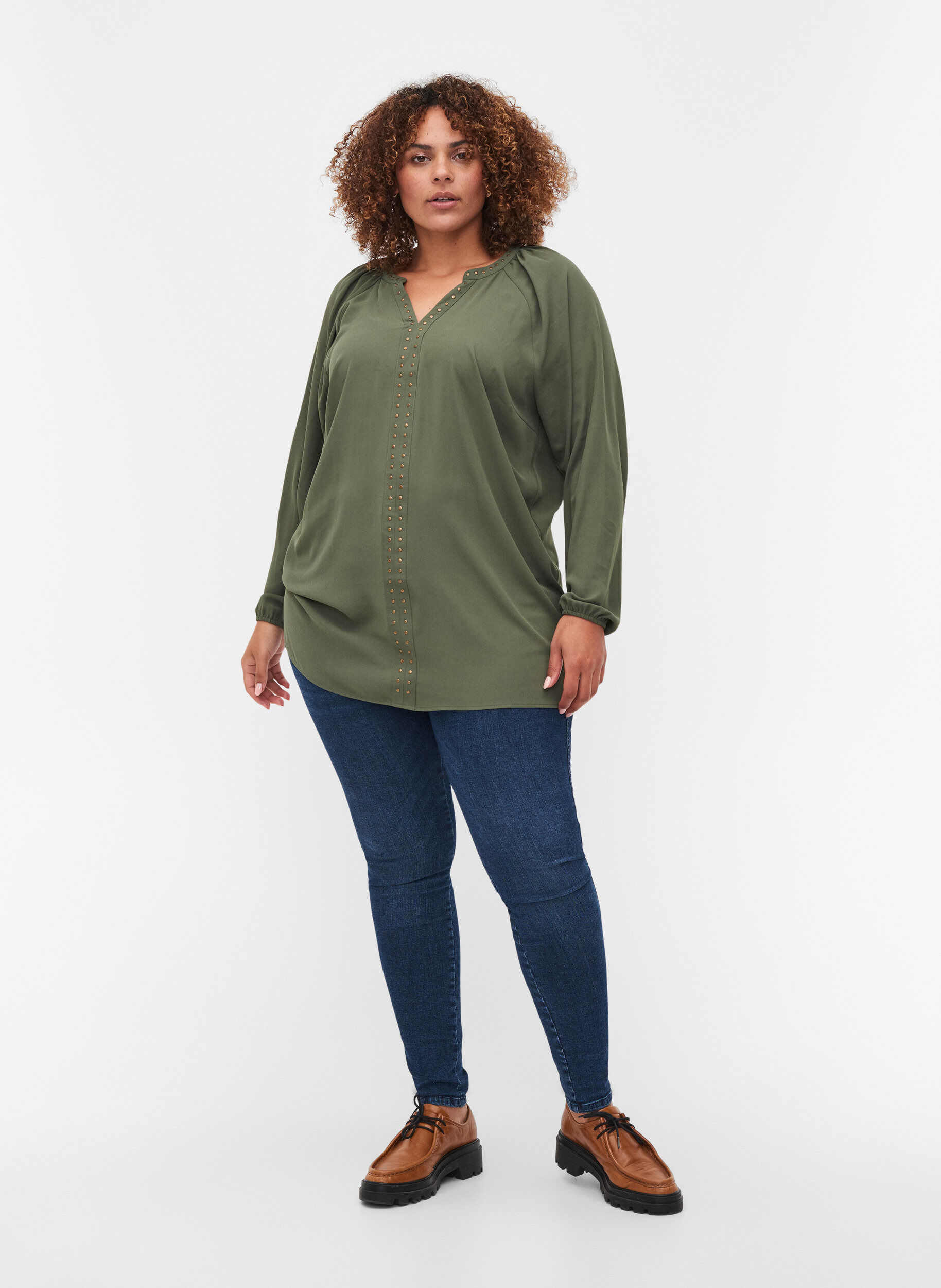 Zizzi Langarm Bluse mit V-Ausschnitt und Nieten, Thyme, Model image number 2