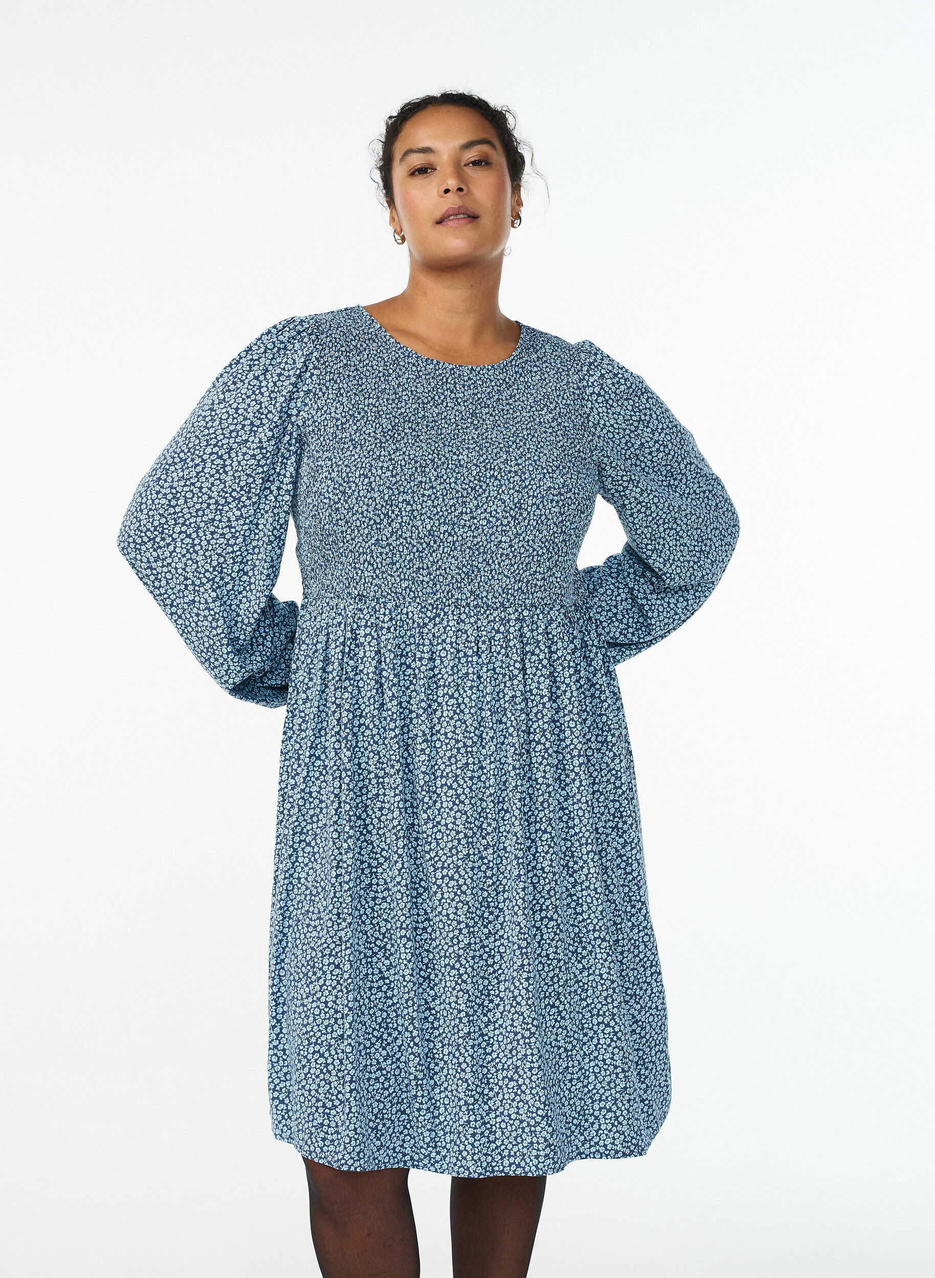 Kleid mit gesmoktem Oberteil und kleingebl&uuml;mtem Muster, Blau, Model