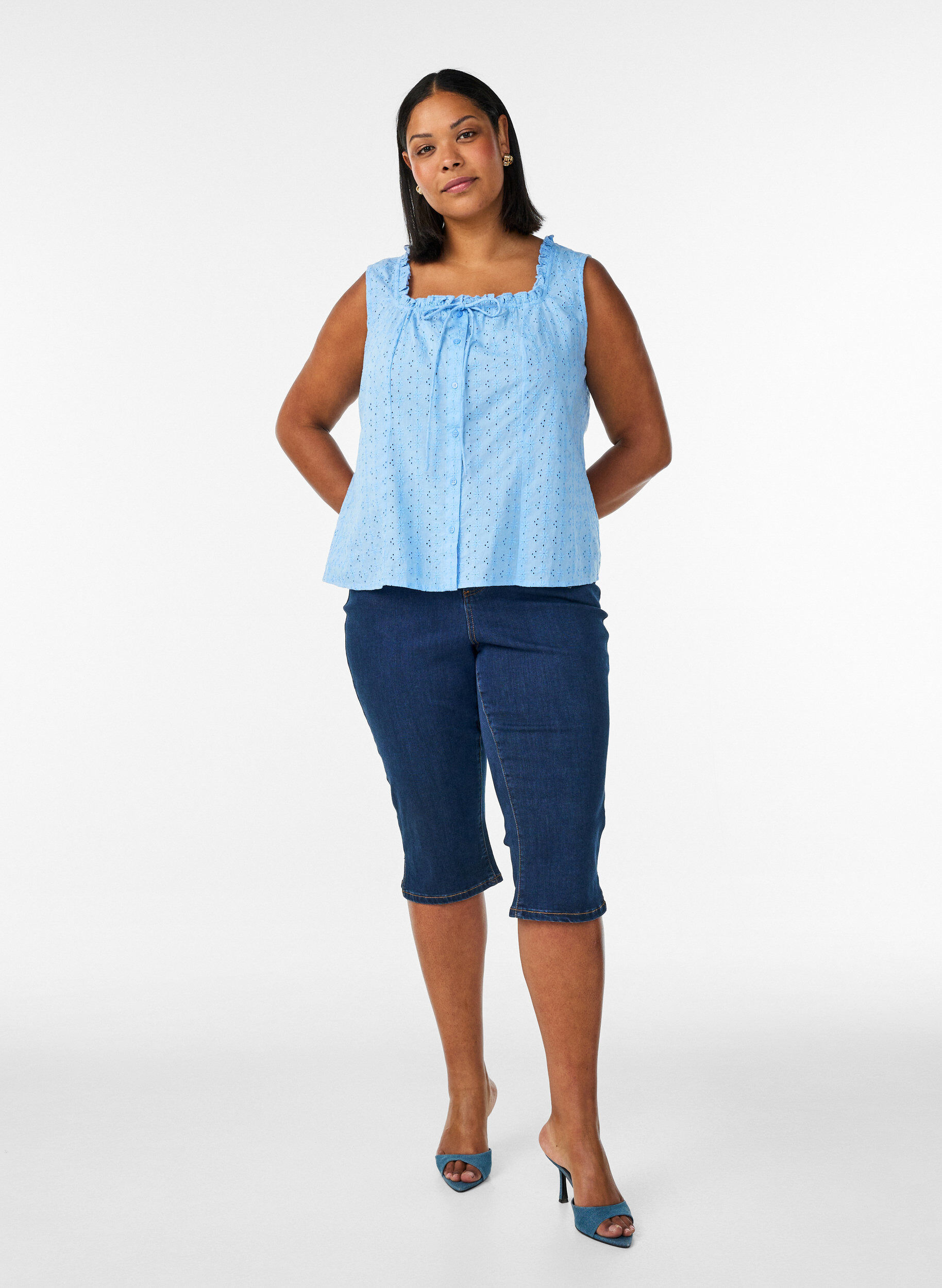 Zizzi&Auml;rmellose Bluse mit Lochstickerei und R&uuml;schen, Blau, Model image number 1