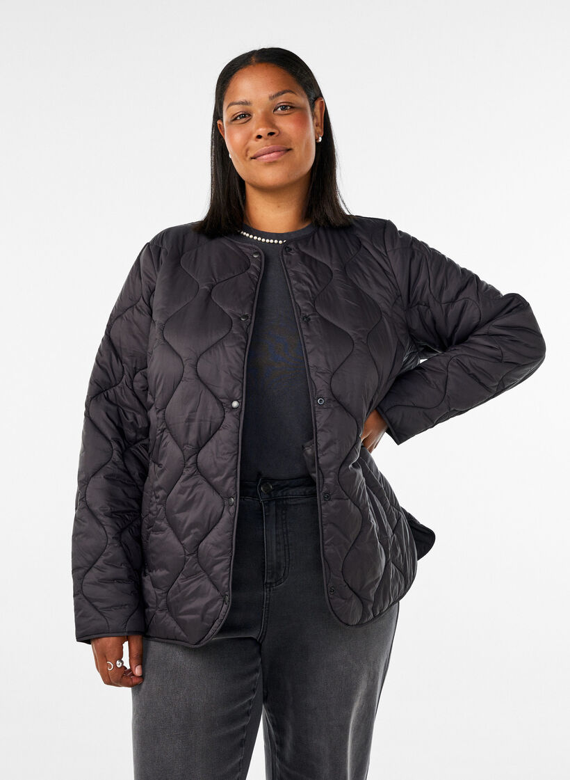Steppjacke mit Druckkn&ouml;pfen und Rundhalsausschnitt, Schwarz, Model image number 0
