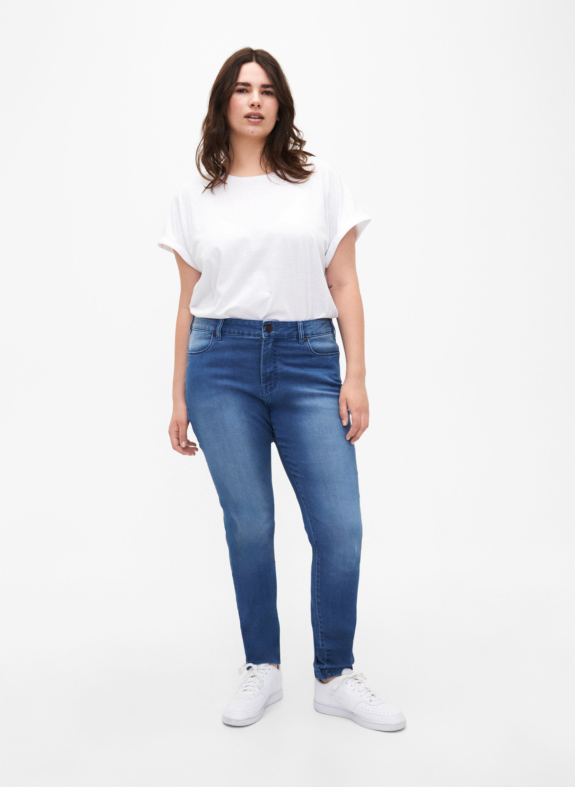 Zizzi Viona Jeans mit normaler Taille, Blau, Model image number 0