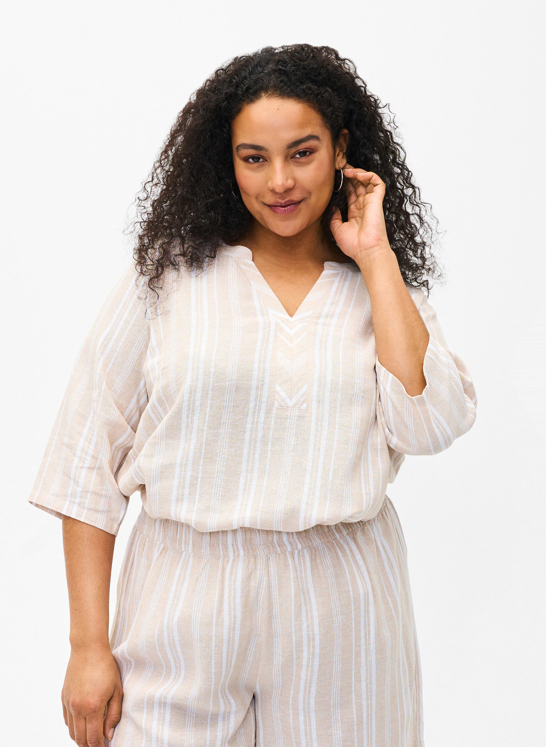 Zizzi Gestreifte Bluse aus einer Leinen-Viskose-Mischung, Beige, Model image number 0