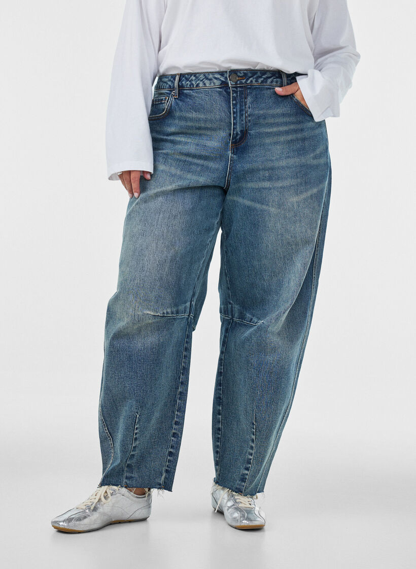 Barrel Fit Jeans mit Used-Waschung, Blau, Model