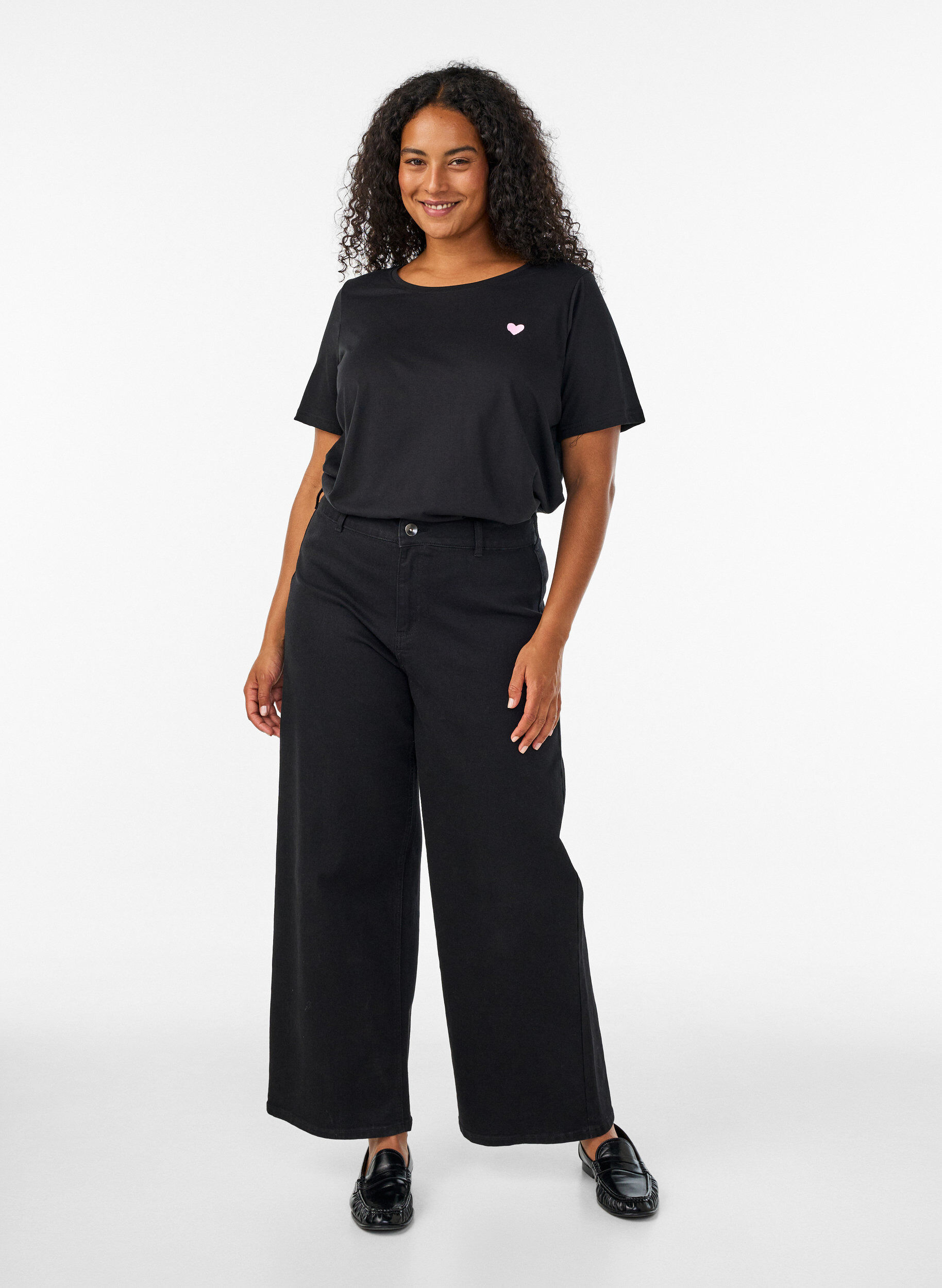 Jeans mit weiter Passform, Schwarz, Model