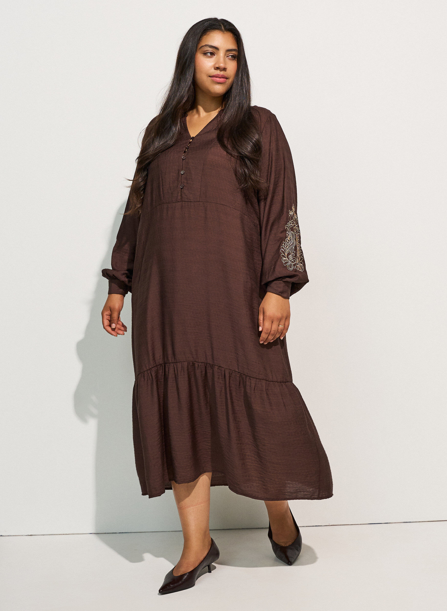Kleid aus Viskose mit Stickerei und Stufenvolants, Braun, Model