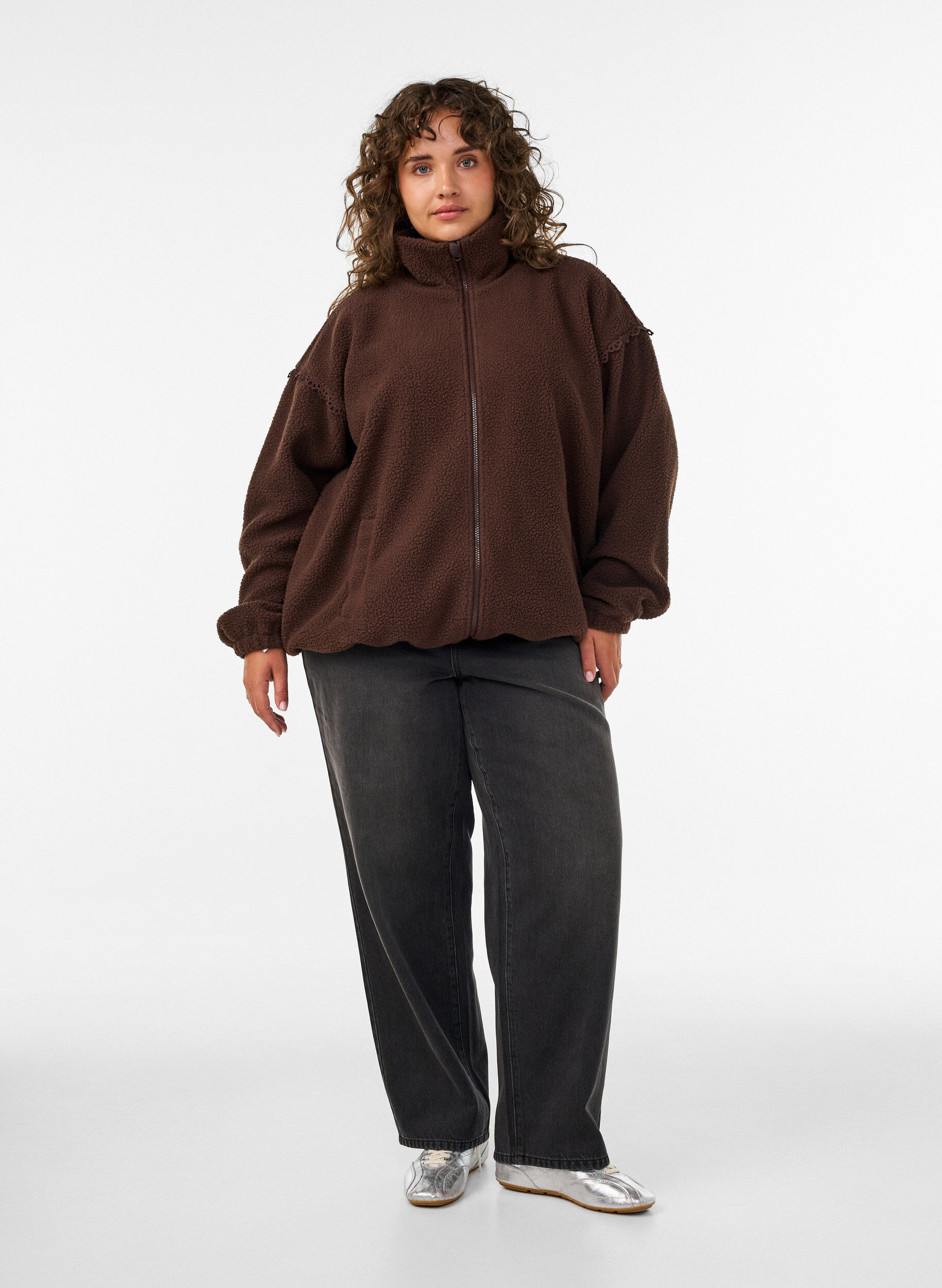 ZizziTeddyjacke mit Details aus Lochstickerei und hohem Kragen, Braun, Model image number 1