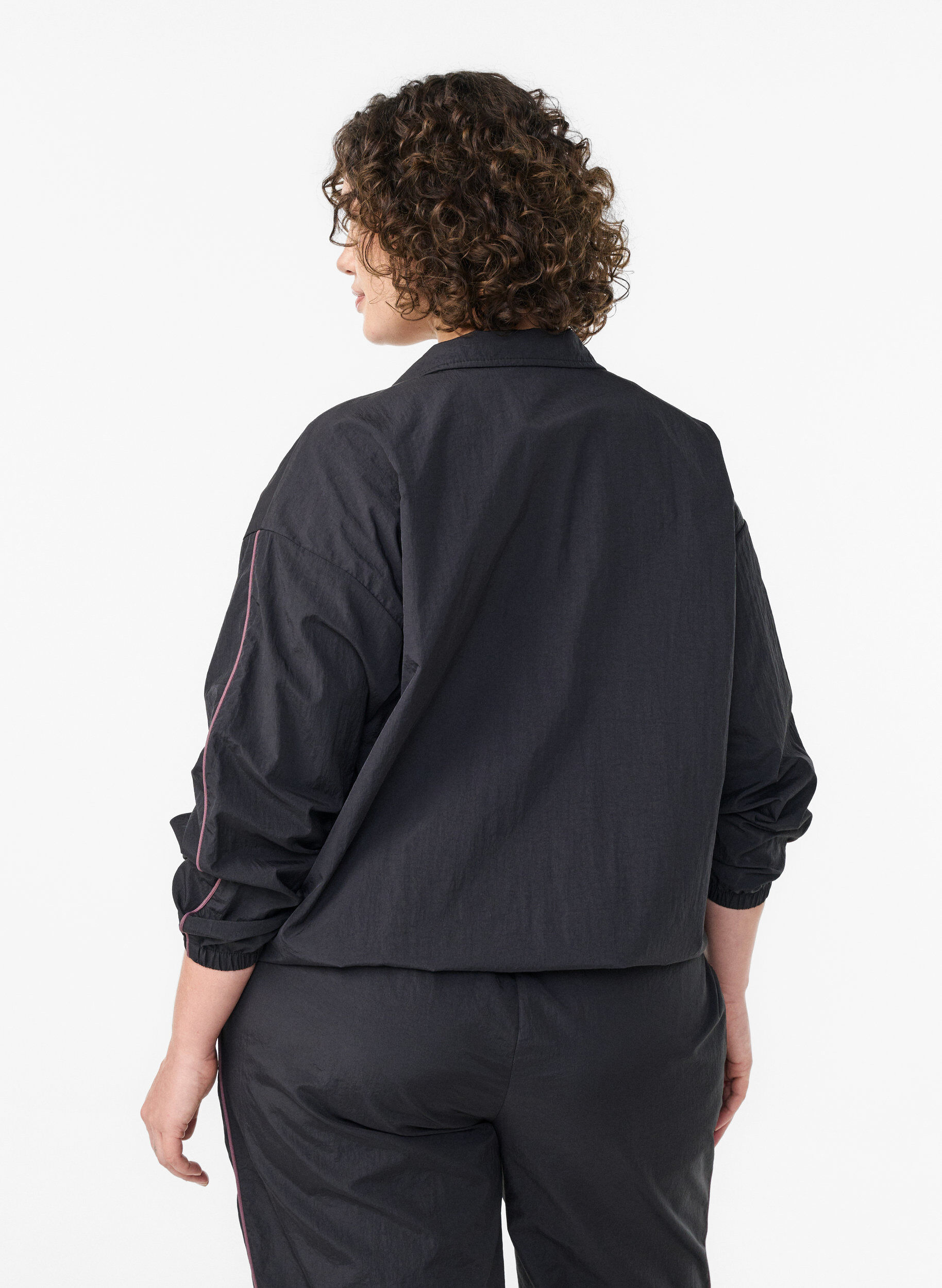 Zizzi Leichte Jacke mit kontrastfarbenen Paspeln, Schwarz, Model image number 2