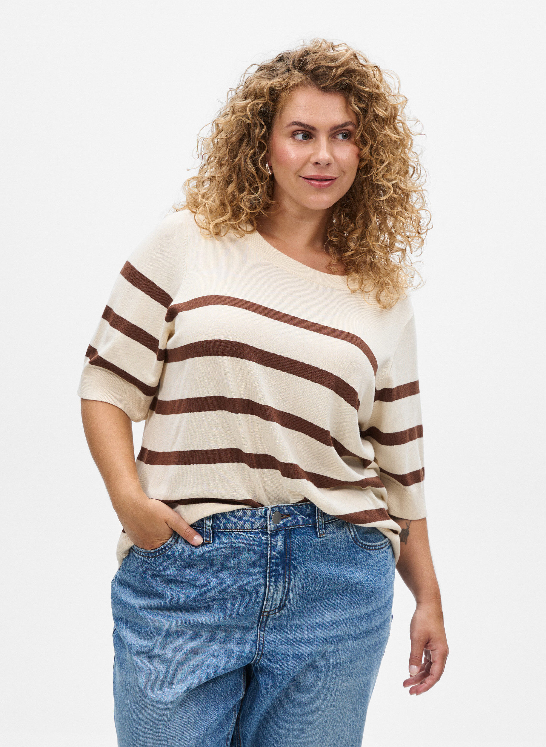 Zizzi Gestreiftes Stricktop mit kurzen &Auml;rmeln, Beige, Model image number 0