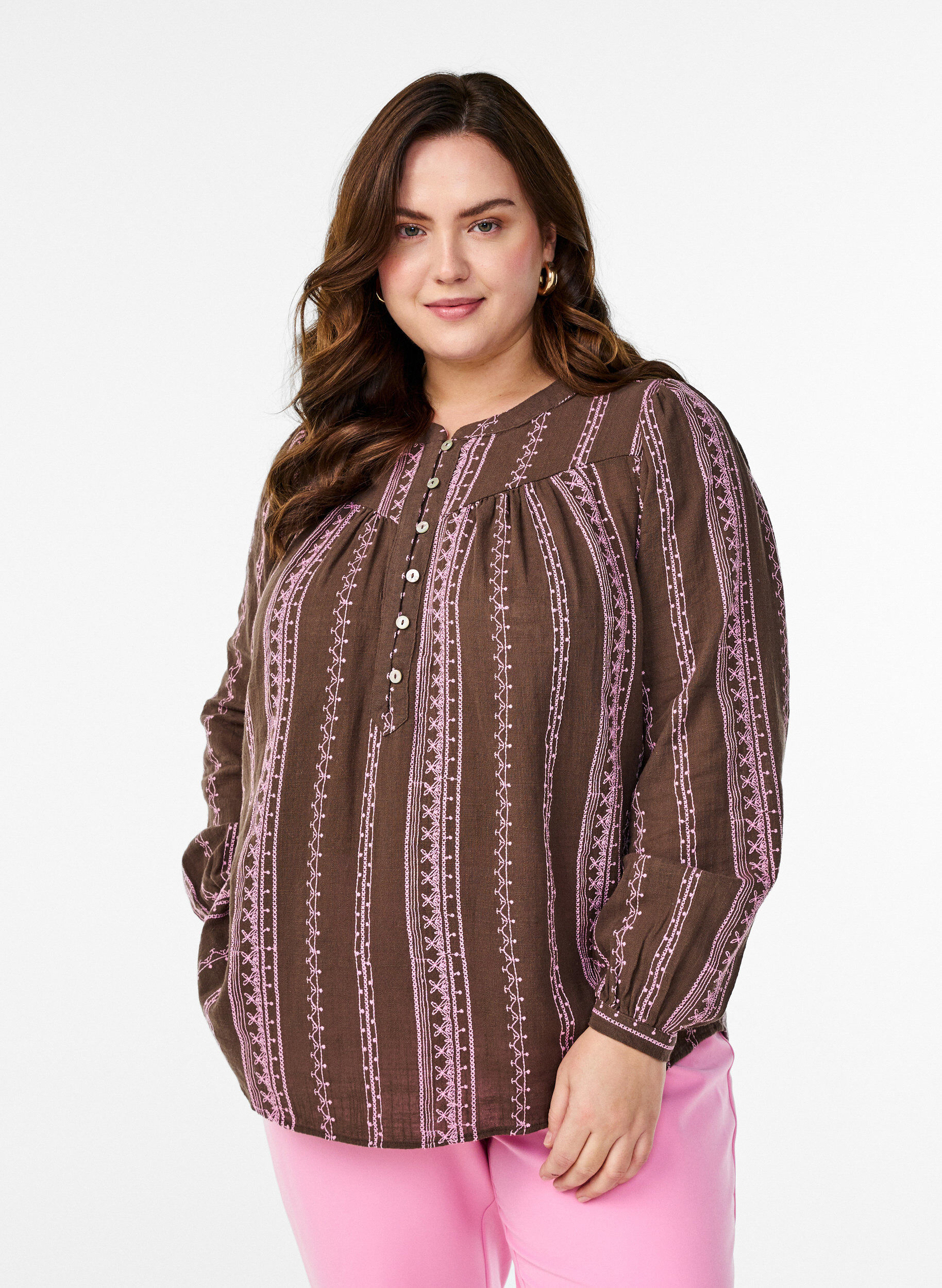 Zizzi Bluse mit aufgesticktem Muster, Braun, Model image number 0