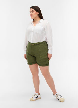 Lockere Shorts aus Lyocell mit Taschen, Kaki Green, Model image number 3
