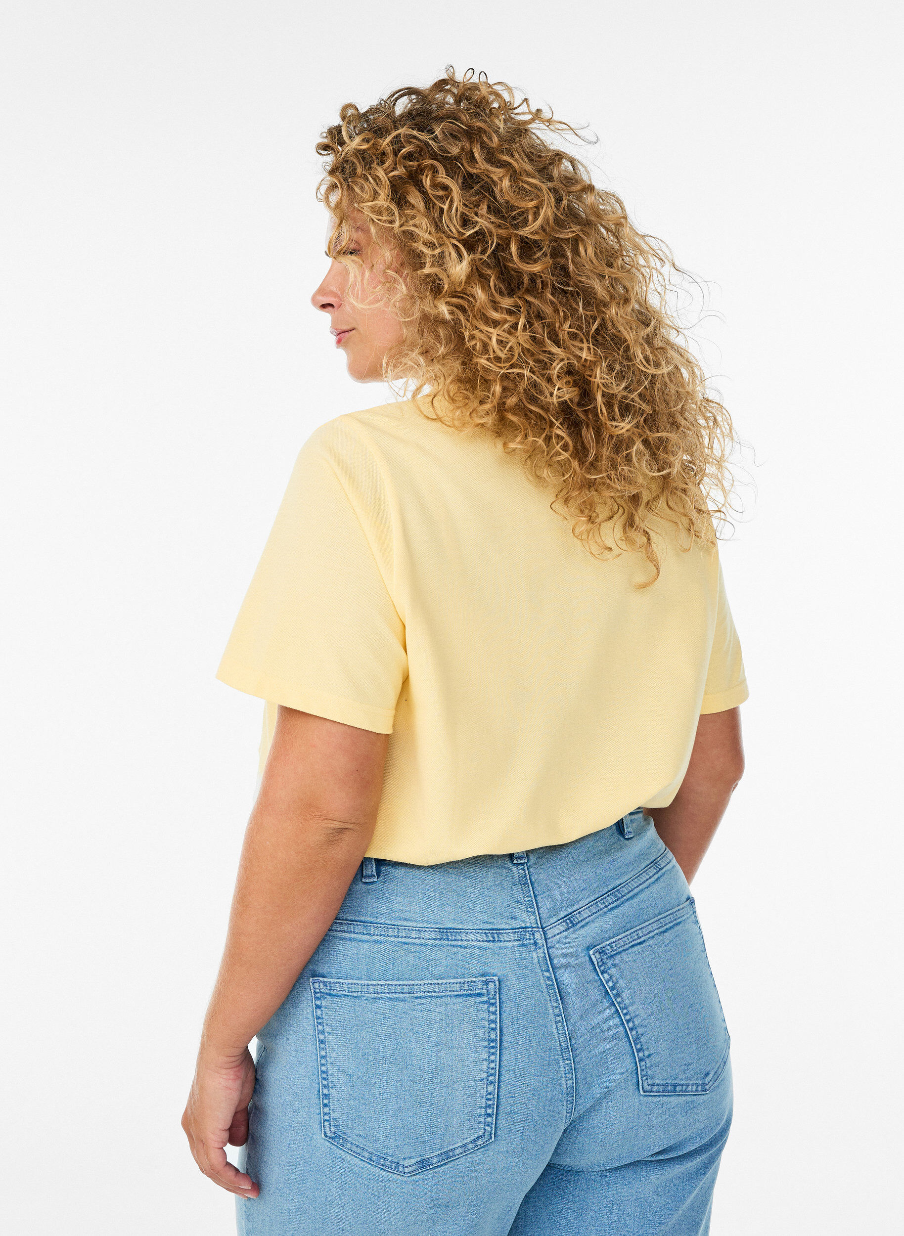 Zizzi Poloshirt mit kurzen &Auml;rmeln, Gelb, Model image number 2