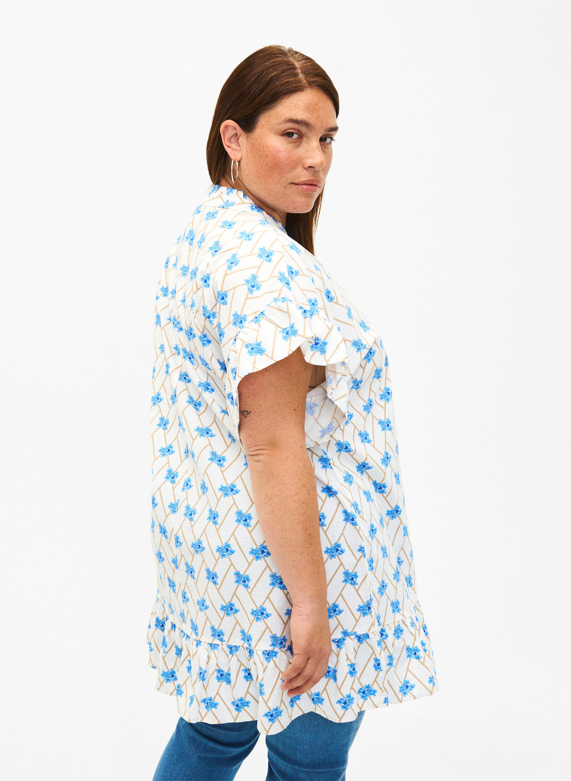 Zizzi Gebl&uuml;mte Tunika aus Baumwolle, Snow White Flower, Model image number 1