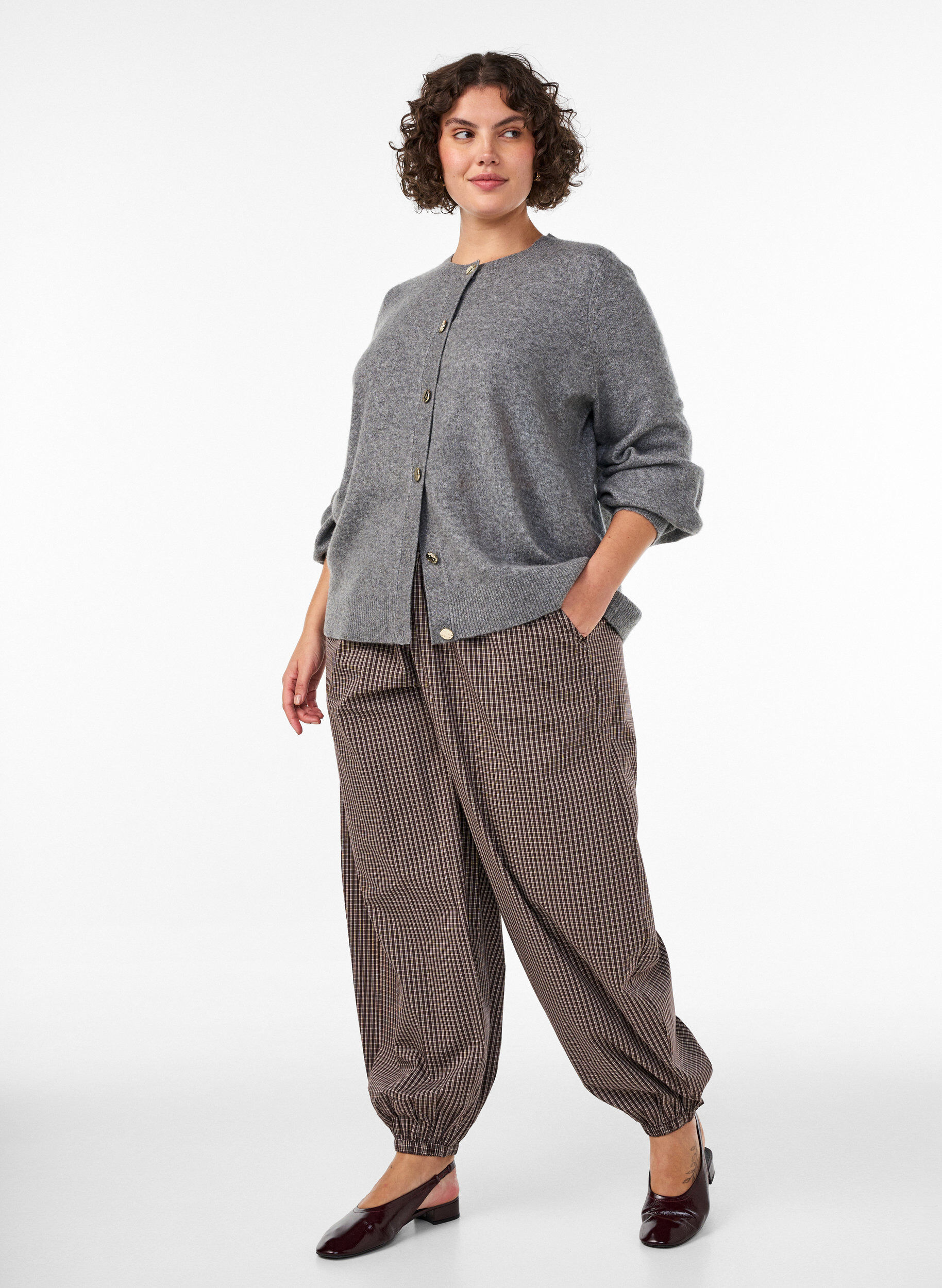 ZizziStrickjacke aus weichem Strick mit goldfarbenen Kn&ouml;pfen, Grau, Model image number 1