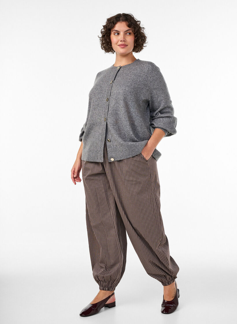Strickjacke aus weichem Strick mit goldfarbenen Kn&ouml;pfen, Grau, Model image number 1