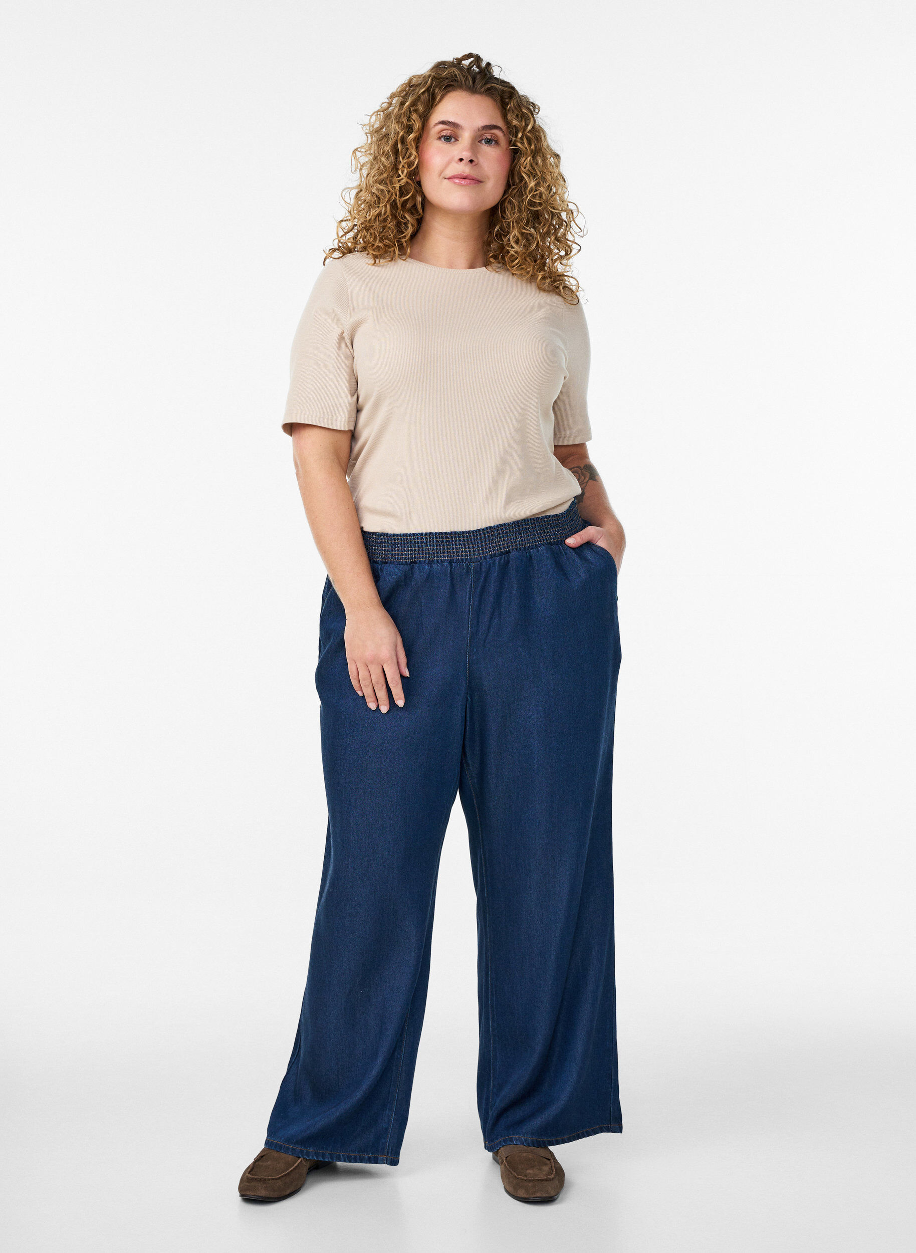 Zizzi Geripptes Basic-T-Shirt mit Rundhalsausschnitt, Beige, Model image number 1