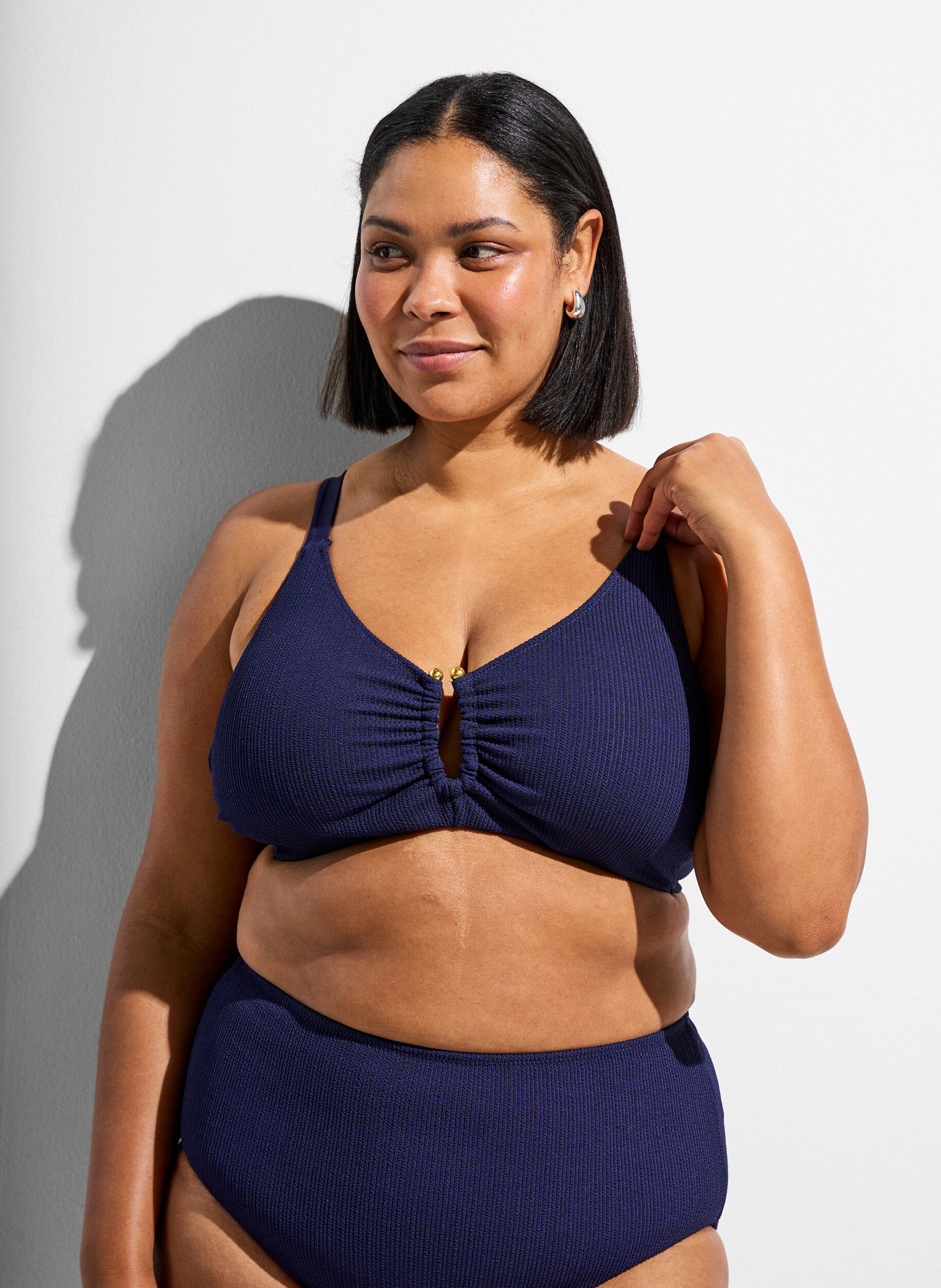 Strukturiertes Bikini Top mit Golddetail, Blau, Model