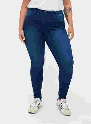 Super Slim Amy Jeans mit hoher Taille, Blue denim, Model image number 3