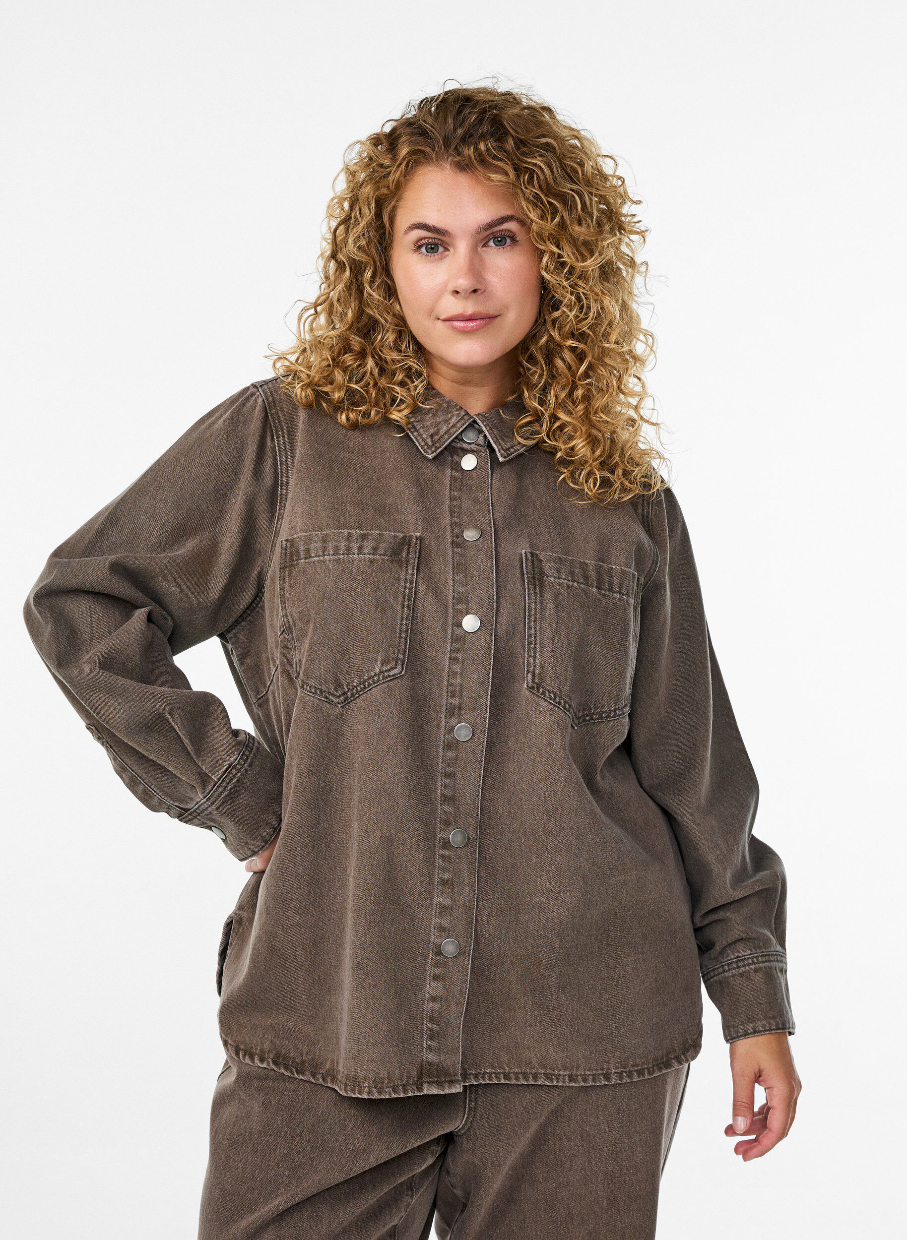 Farbige Jeansbluse mit Brusttaschen, Braun, Model