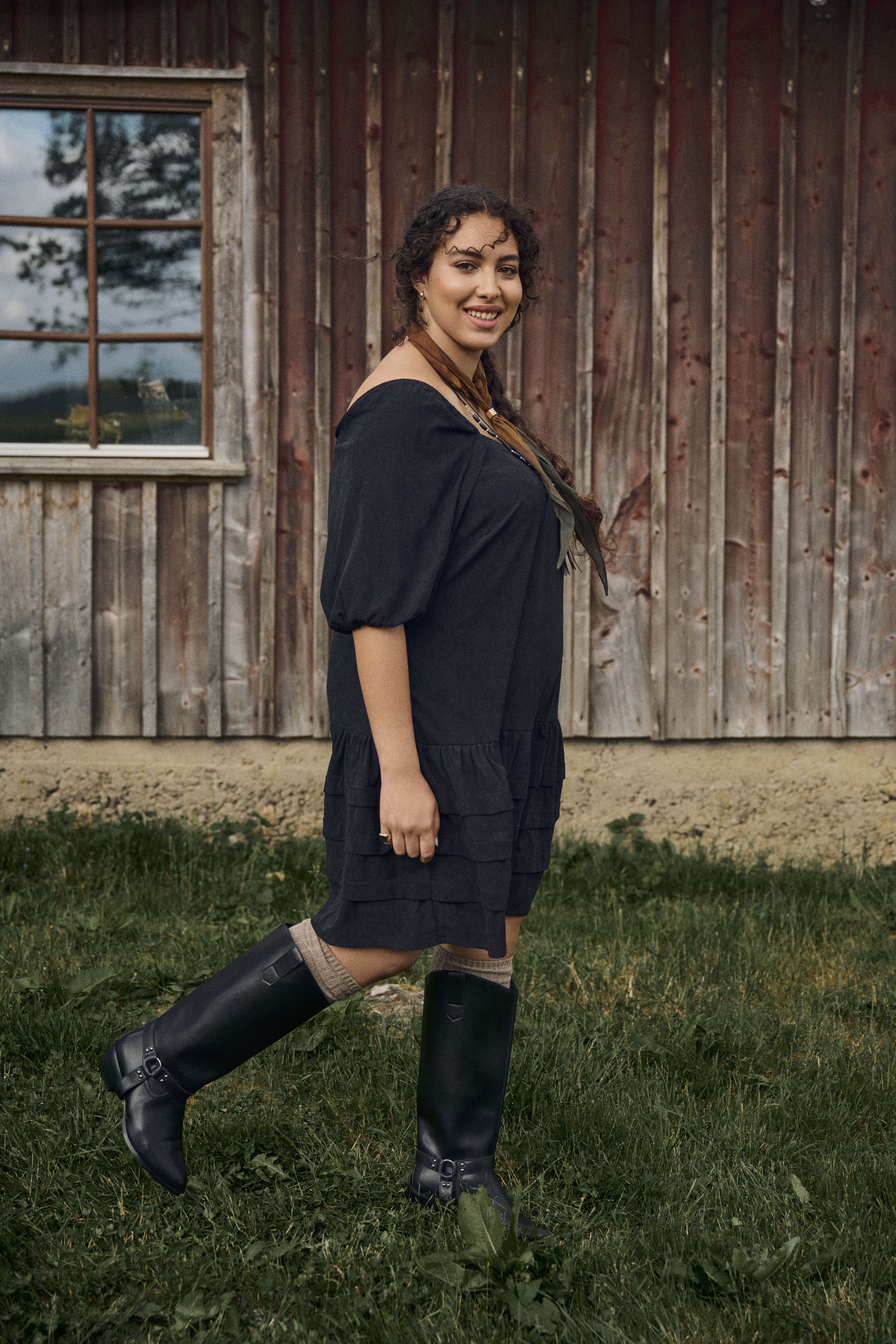 Zizzi Samtkleid mit quadratischem Ausschnitt, , Model