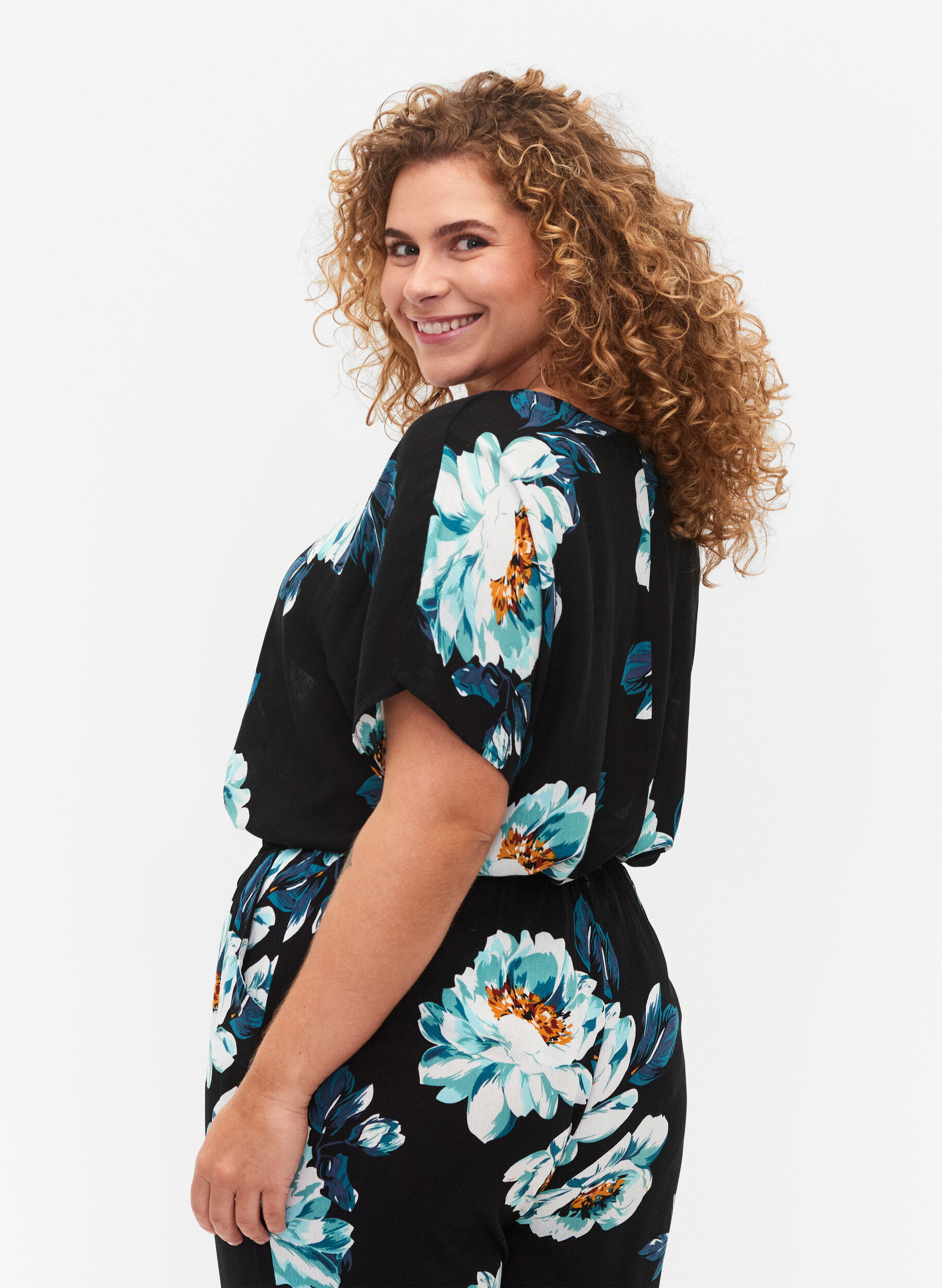 Zizzi Kurzarm Viskosebluse mit Blumenprint, Black Big Flower, Model image number 1