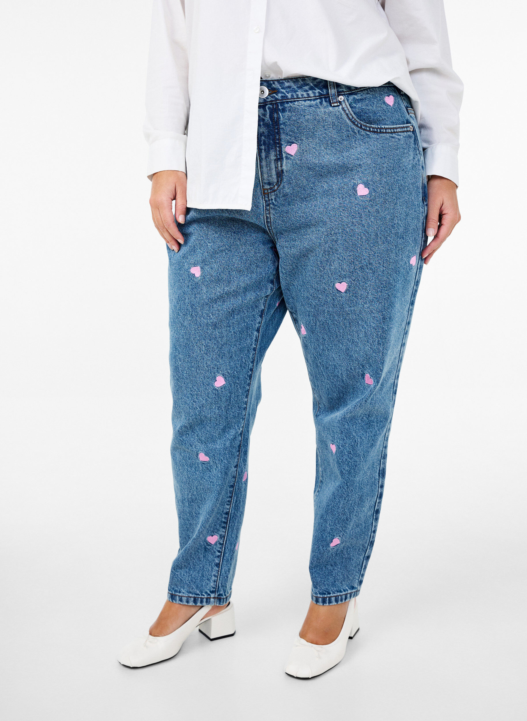 Zizzi Mille Mom Fit Jeans mit Stickerei, Blau, Model image number 3