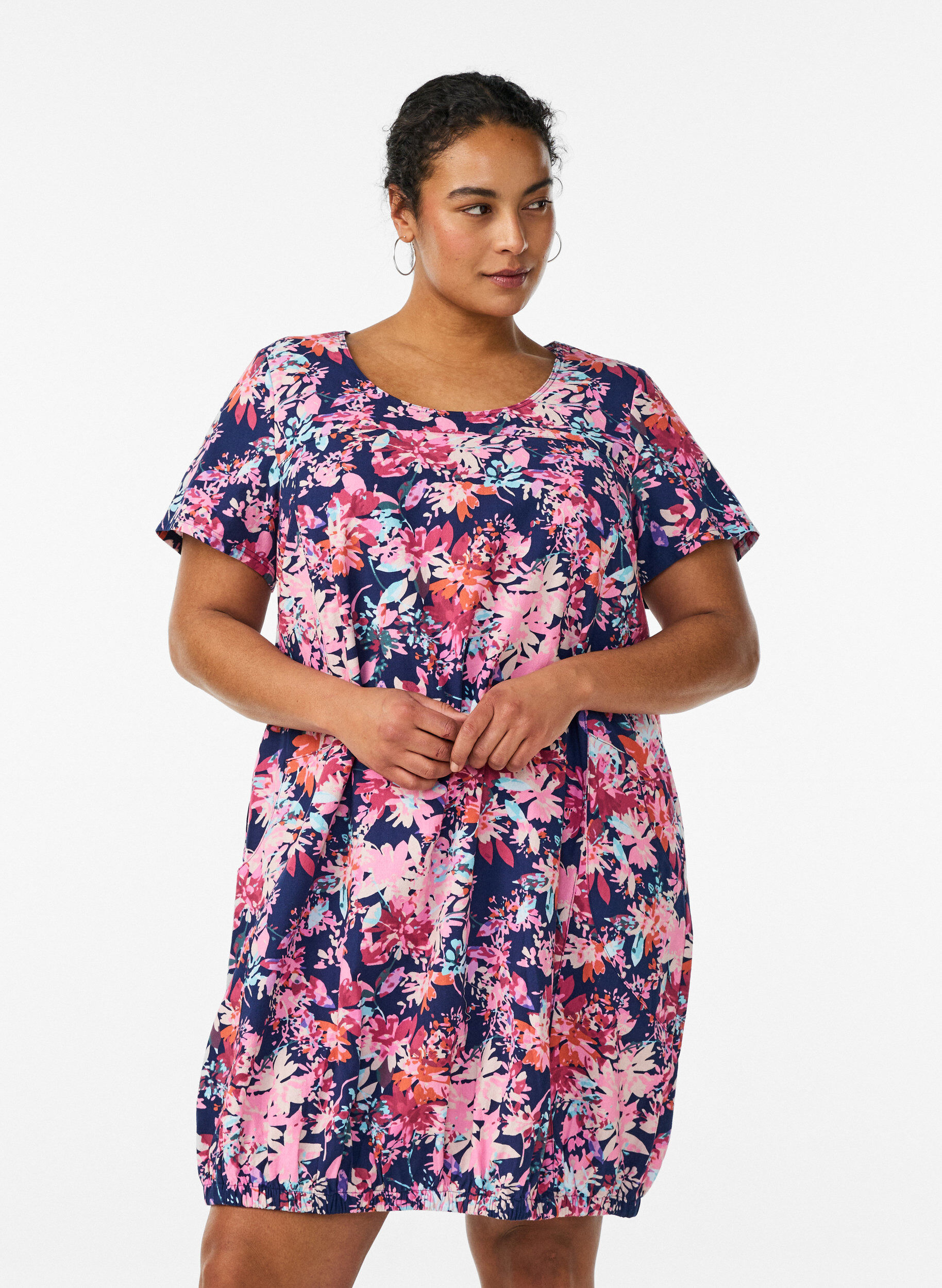 Kurz&auml;rmliges Baumwollkleid mit Aufdruck, Blau, Model