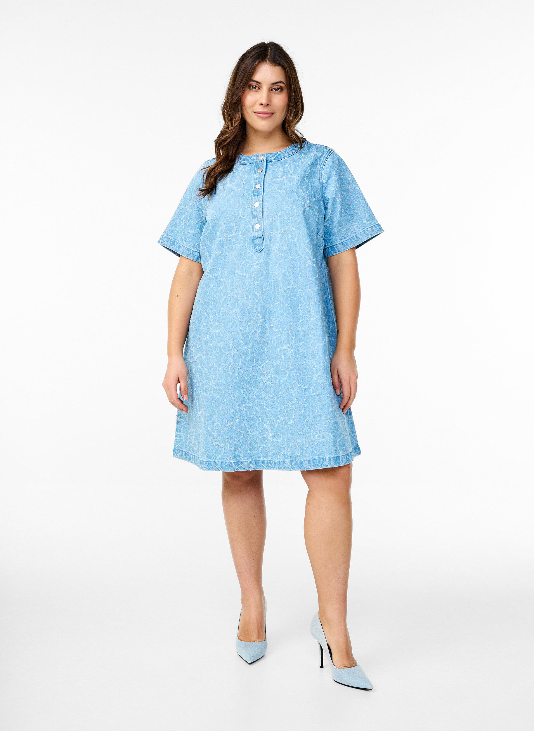 Zizzi Kurzes Jeanskleid mit A-Linie und Schleifenmuster, Blau, Model image number 1