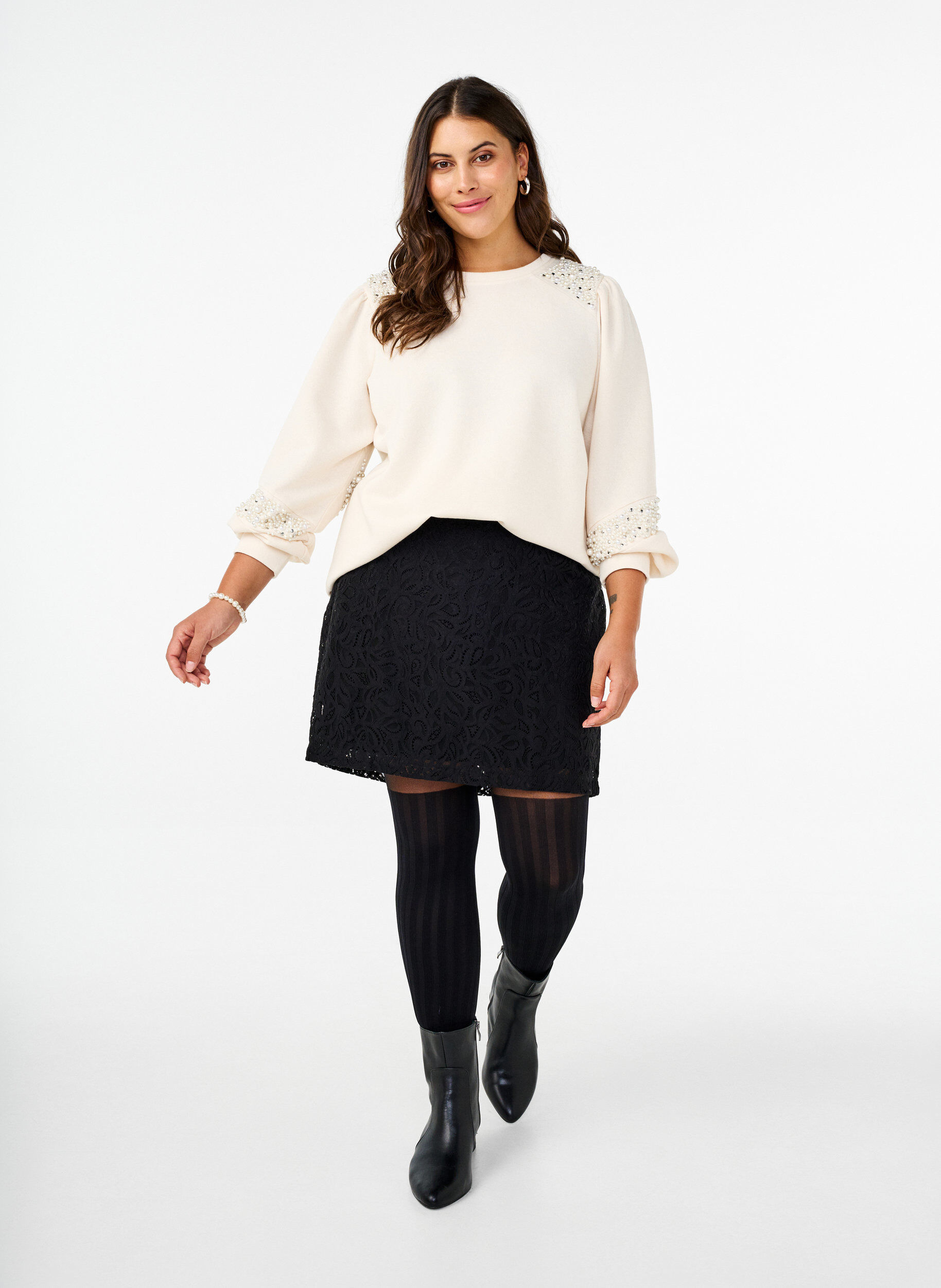 Zizzi Sweatshirt mit Perlendetails, Buttercream, Model image number 3