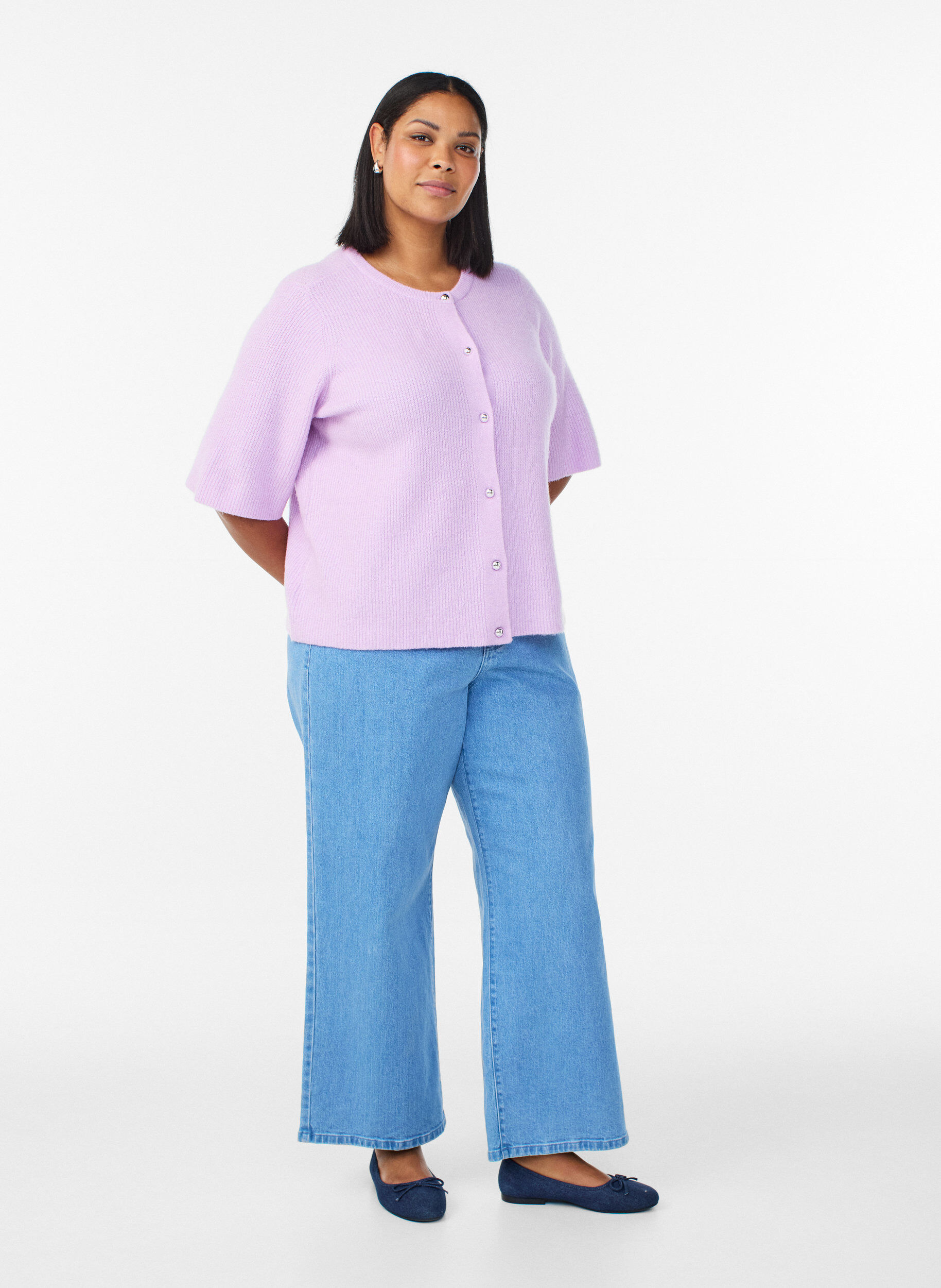 Zizzi Kurz&auml;rmelige Strickjacke mit gl&auml;nzenden Kugelkn&ouml;pfen, lila, Model image number 1