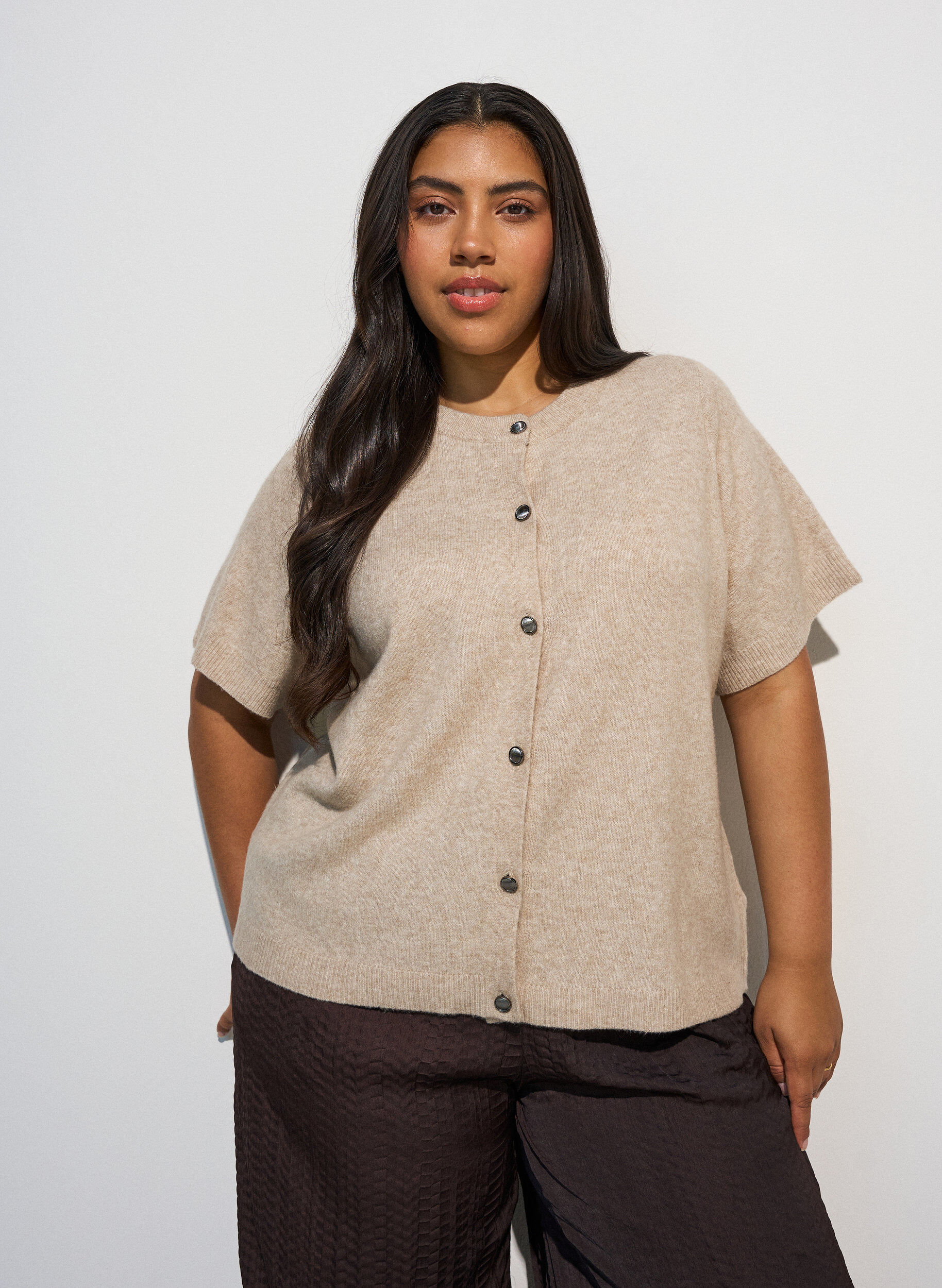 Strickjacke mit kurzen &Auml;rmeln, Beige, Model