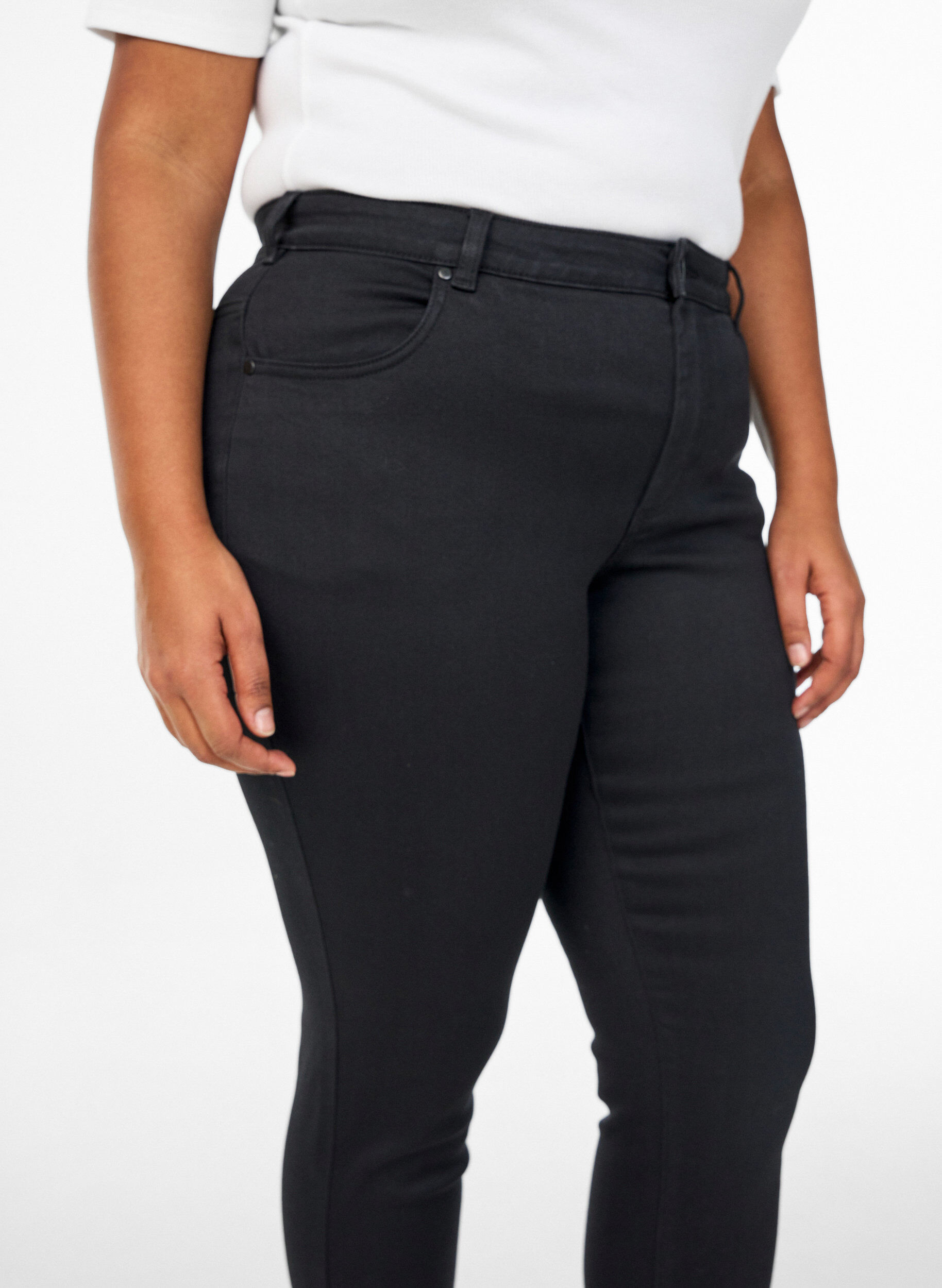 ZizziSchmale Passform Emily Jeans mit normaler Taille, Schwarz, Model image number 2