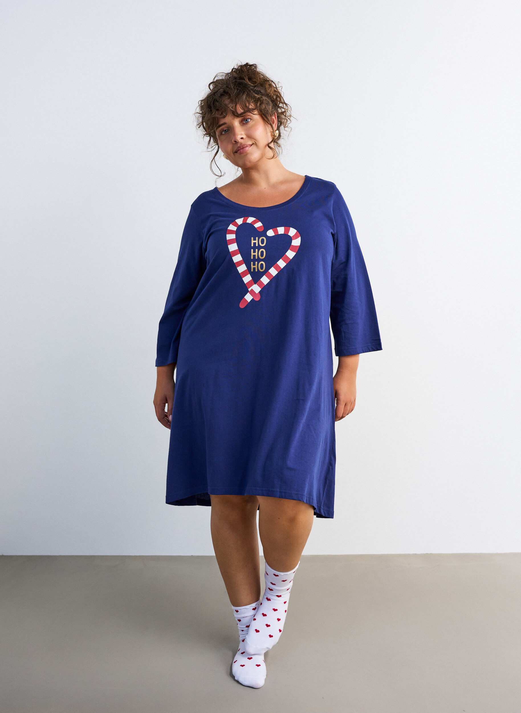 ZizziNachthemd aus Bio-Baumwolle mit Weihnachtsmotiv, Blau, Model image number 1