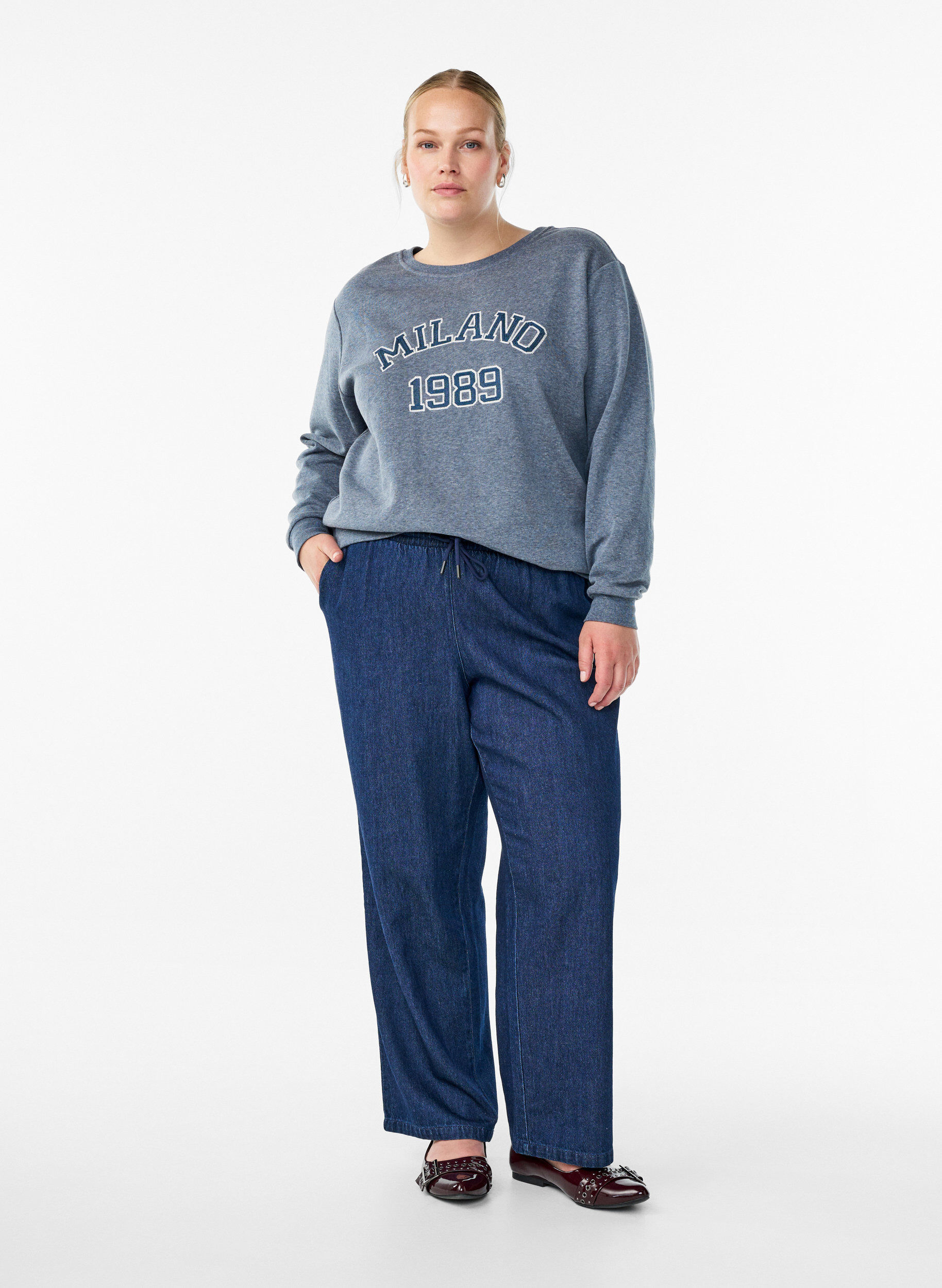 Zizzi Sweatshirt mit aufgesticktem Mailand-Motiv, Grau, Model image number 1