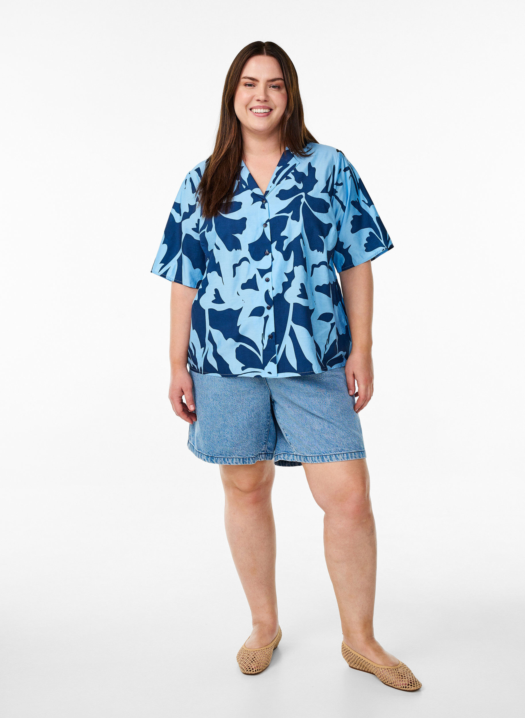 Zizzi Gebl&uuml;mte Bluse mit V-Ausschnitt, Blau, Model image number 1