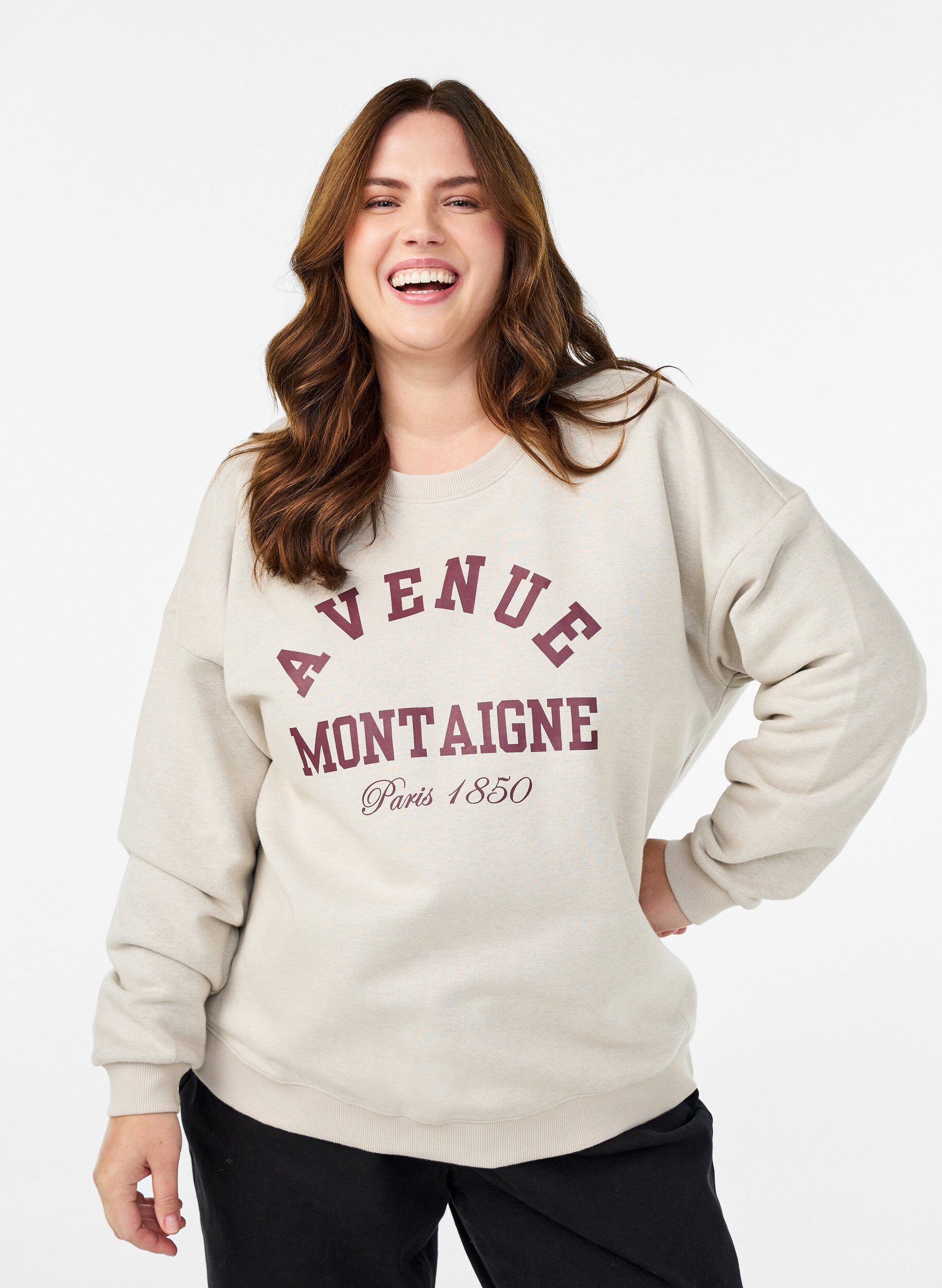 Sweatshirt mit Text auf der Vorderseite, Beige, Model