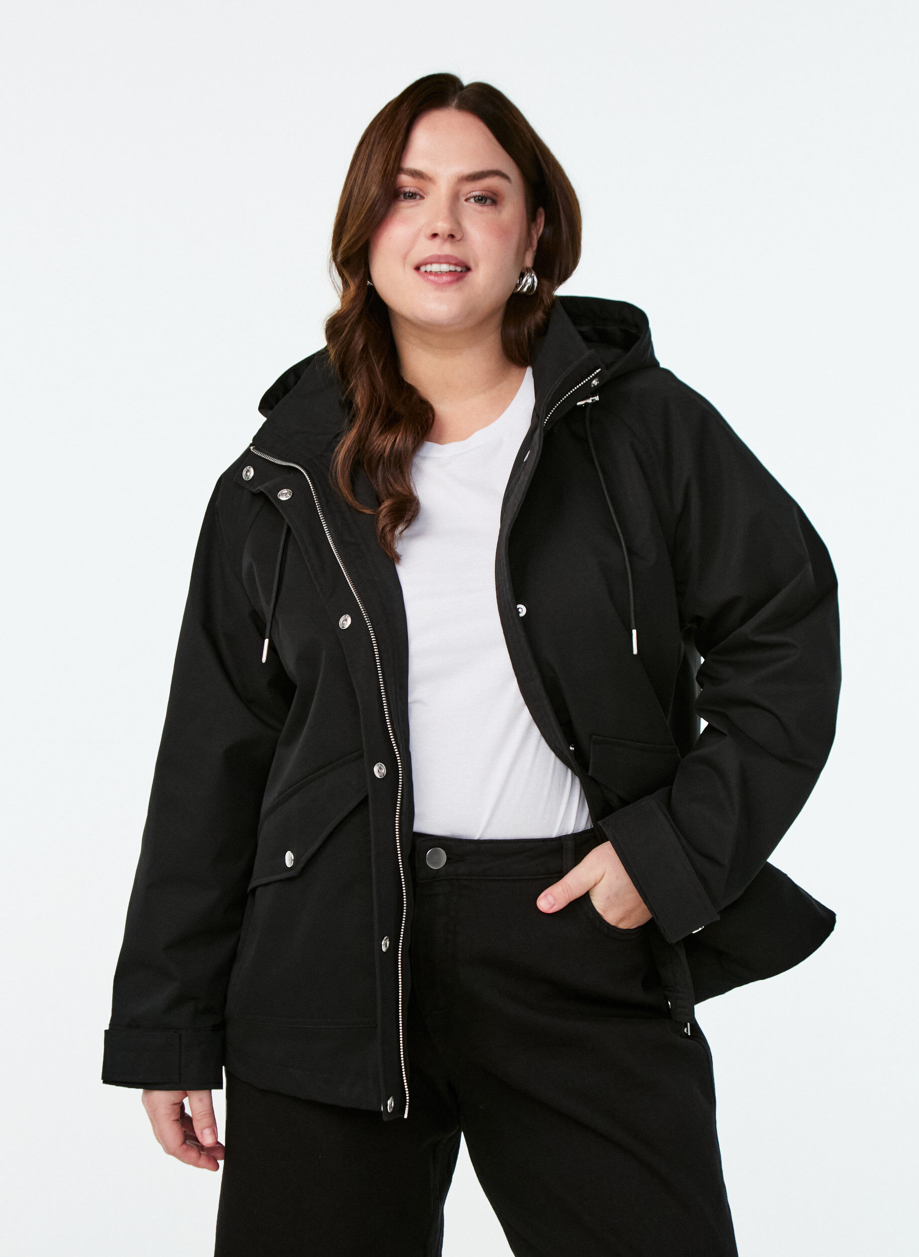 Zizzi Kurze Fr&uuml;hlingsjacke mit abnehmbarer Kapuze, Schwarz, Model image number 0
