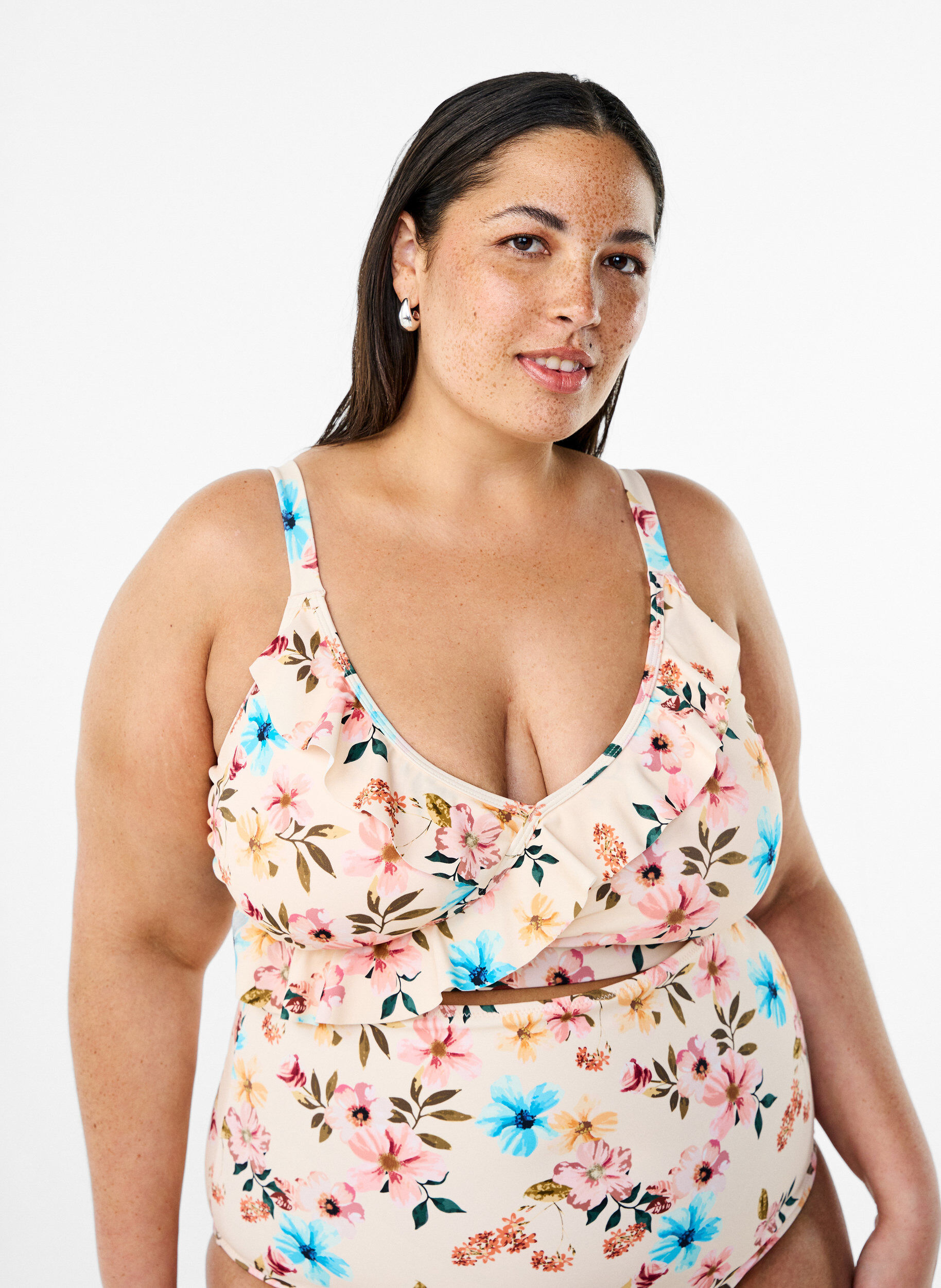 Gebl&uuml;mtes Bikinioberteil mit R&uuml;schendetails, Beige, Model