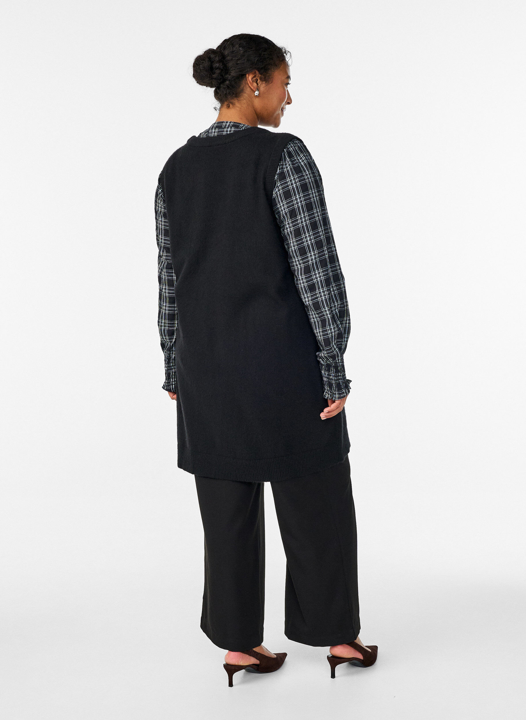 Zizzi Kurzes &auml;rmelloses Strickkleid, Schwarz, Model image number 2