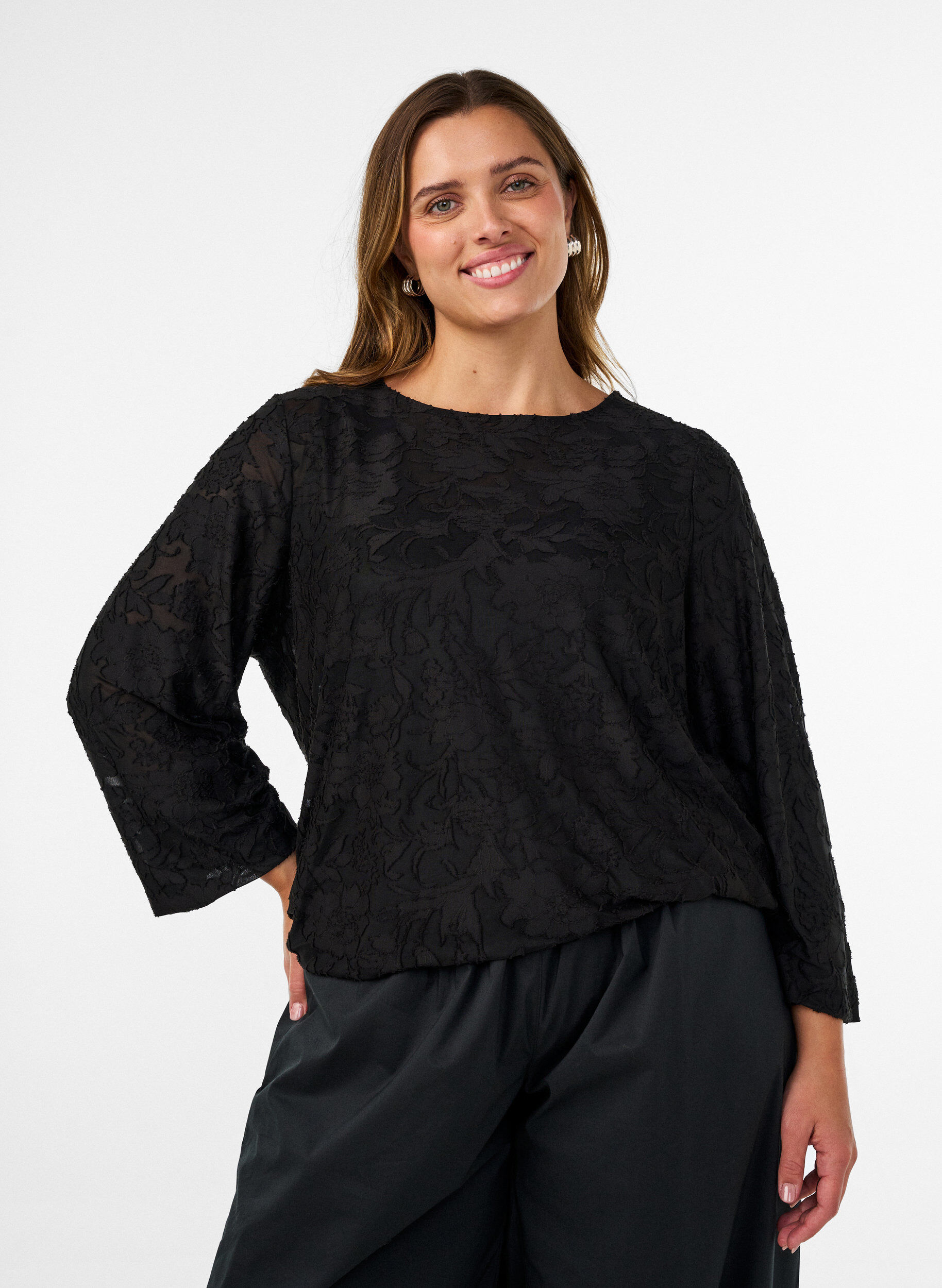 Transparente Bluse mit floraler Struktur und langen &Auml;rmeln, Schwarz, Model
